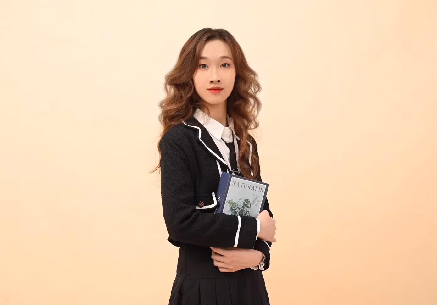 Nữ sinh luôn cố gắng sống học tập và làm việc có ích cho gia đình và xã hội.