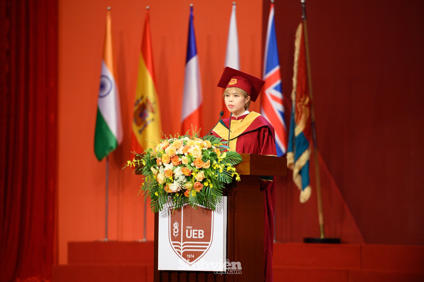 Tân tiến sĩ Nguyễn Thị Phương Anh đại diện cho các tân tiến sĩ, thạc sĩ, cử nhân nhận bằng tốt nghiệp phát biểu tại chương trình.