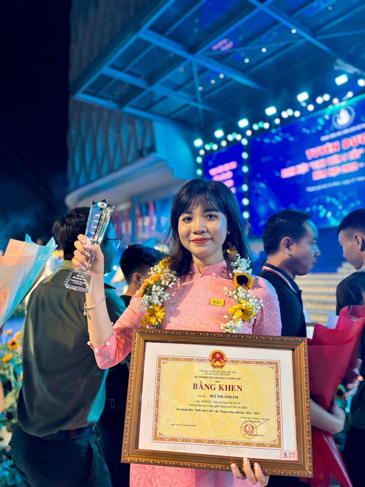 Ánh Em xuất sắc giành “cú đúp” danh hiệu “Sinh viên 5 Tốt” cấp Trung ương và Giải thưởng “Sao Tháng Giêng” năm 2023. Ánh Em xuất sắc giành “cú đúp” danh hiệu “Sinh viên 5 Tốt” cấp Trung ương và Giải thưởng “Sao Tháng Giêng” năm 2023.