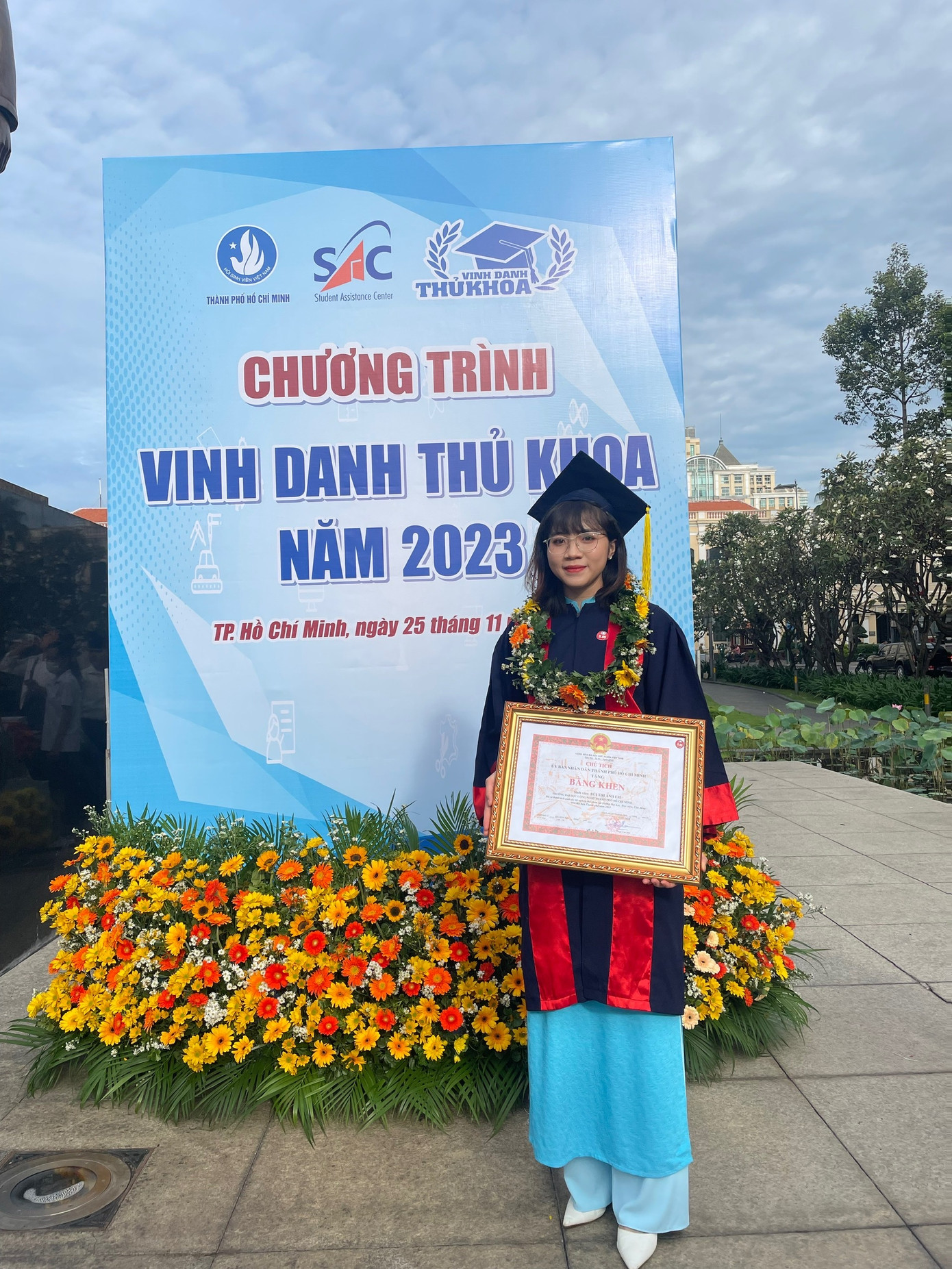 Bùi Thị Ánh Em - gương Thủ khoa tốt nghiệp của trường Đại học Công nghệ TP.HCM. Bùi Thị Ánh Em - gương Thủ khoa tốt nghiệp của trường Đại học Công nghệ TP.HCM.