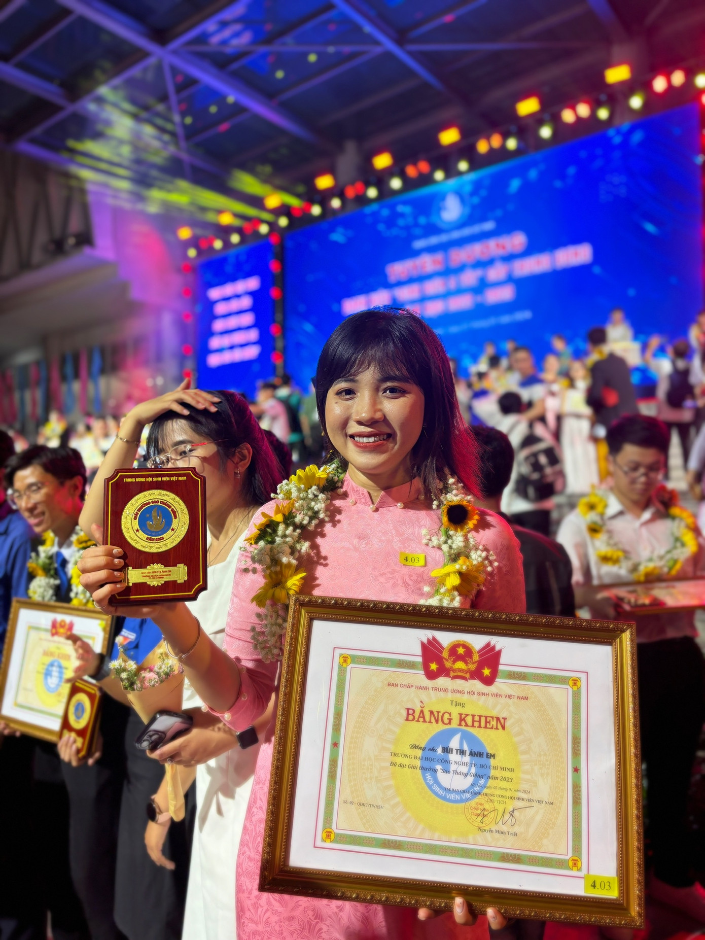 Ánh Em xuất sắc giành “cú đúp” danh hiệu “Sinh viên 5 Tốt” tiêu biểu cấp Trung ương và Giải thưởng “Sao Tháng Giêng” năm 2023. Ánh Em xuất sắc giành “cú đúp” danh hiệu “Sinh viên 5 Tốt” tiêu biểu cấp Trung ương và Giải thưởng “Sao Tháng Giêng” năm 2023.