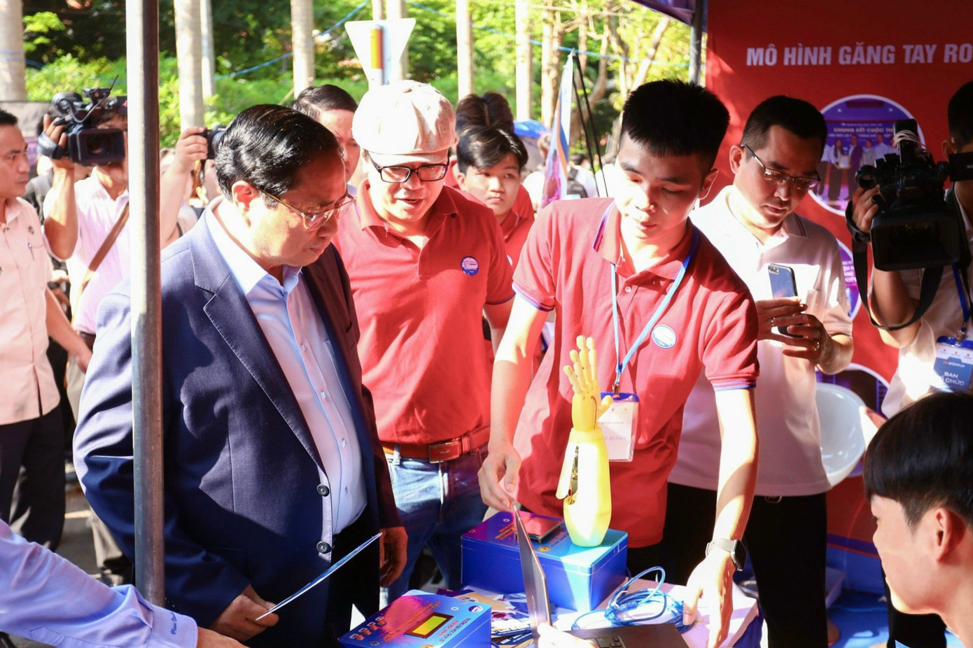 Thủ tướng Phạm Minh Chính thăm gian trưng bày của nhóm tại Ngày hội khởi nghiệp quốc gia của học sinh, sinh viên toàn quốc năm 2024 tại trường Đại học Cần Thơ. Thủ tướng Phạm Minh Chính thăm gian trưng bày của nhóm tại Ngày hội khởi nghiệp quốc gia của học sinh, sinh viên toàn quốc năm 2024 tại trường Đại học Cần Thơ.