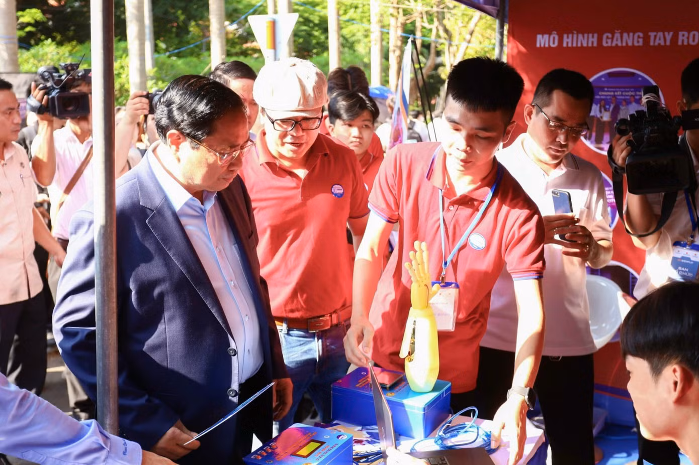 Thủ tướng Phạm Minh Chính thăm gian trưng bày của nhóm tại Ngày hội khởi nghiệp quốc gia của học sinh, sinh viên toàn quốc năm 2024 tại trường Đại học Cần Thơ.