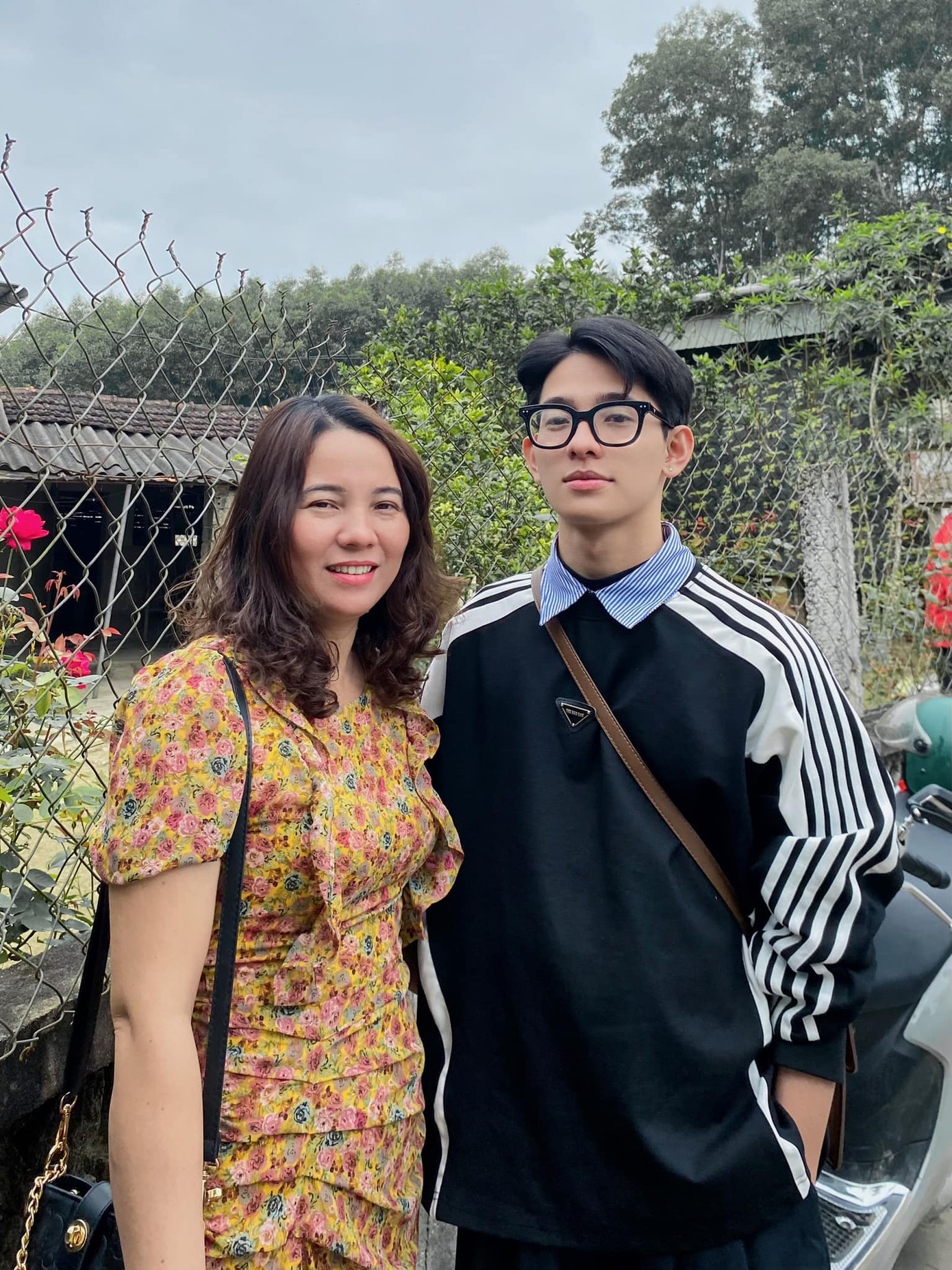 Bách chụp ảnh cùng mẹ.