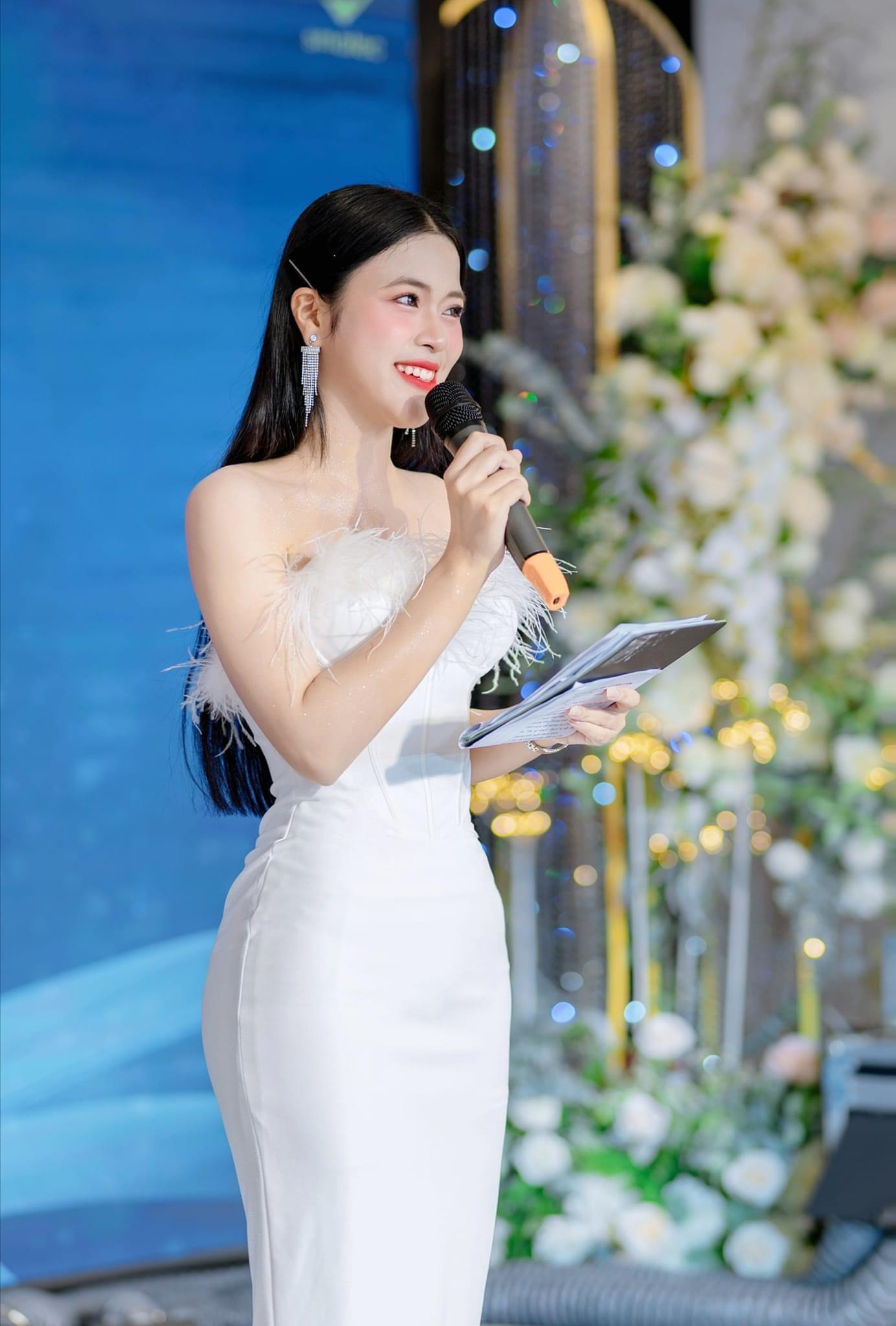 Hà Phương trong vai trò là MC song ngữ. Hà Phương trong vai trò là MC song ngữ.