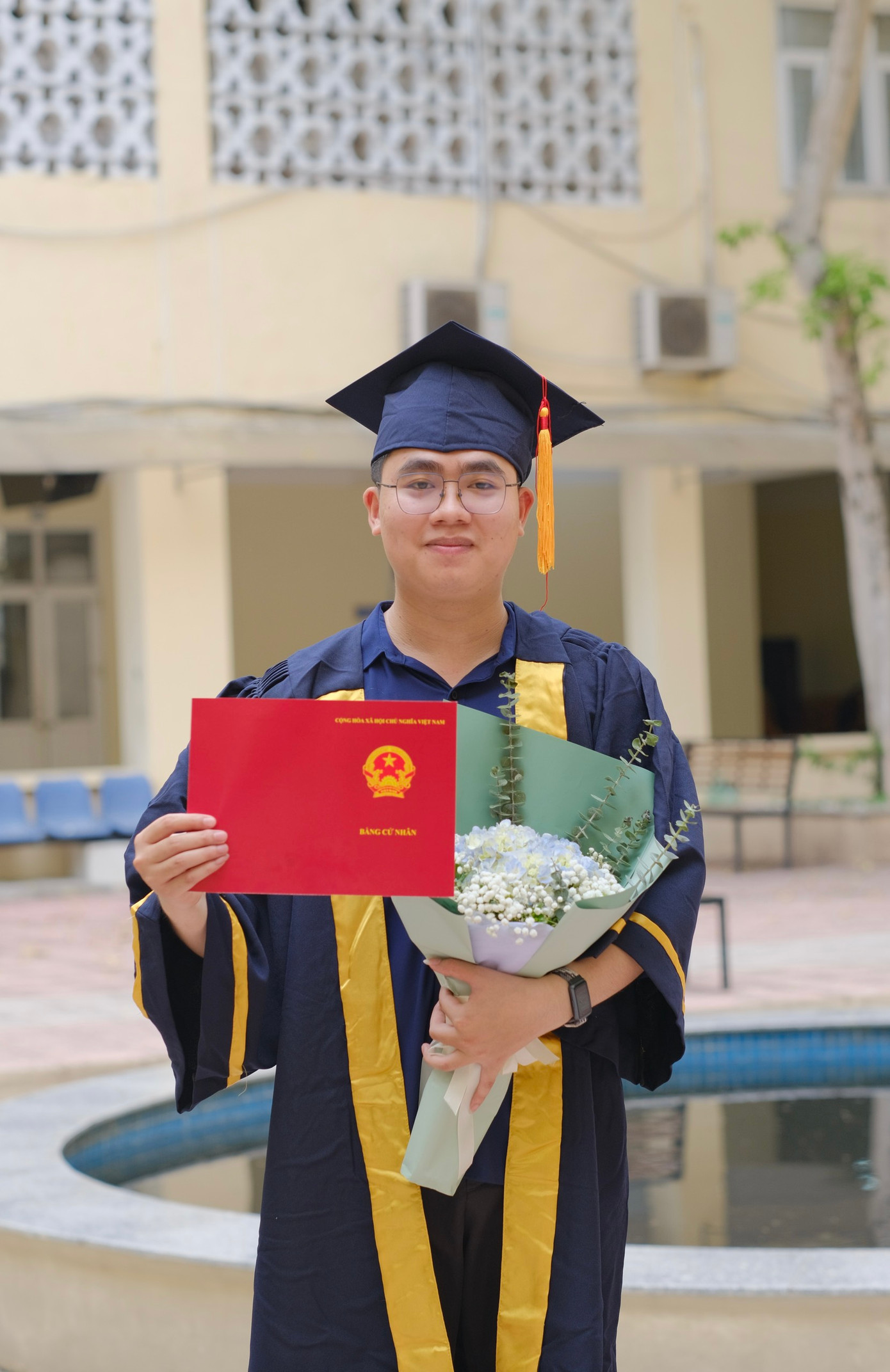 Nguyễn Thế Tân (sinh năm 2001) vừa tốt nghiệp ngành Sư phạm Toán, trường Đại học Sư phạm Hà Nội. Nguyễn Thế Tân (sinh năm 2001) vừa tốt nghiệp ngành Sư phạm Toán, trường Đại học Sư phạm Hà Nội.