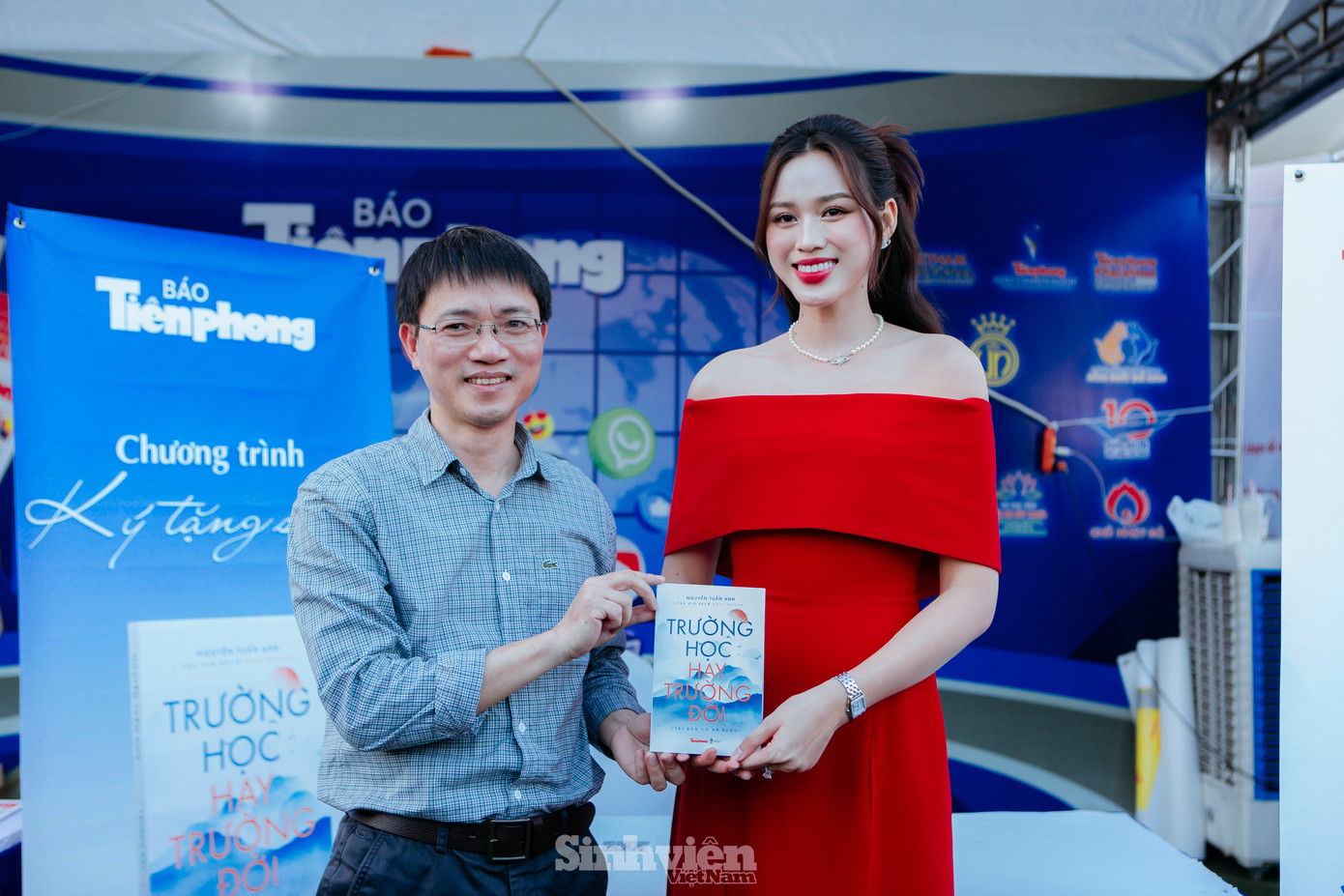 Nhà báo Nguyễn Tuấn Anh tặng cuốn sách Trường học hay Trường đời cho Hoa hậu Việt Nam 2020 Đỗ Thị Hà - Đại sứ Ngày Thẻ Việt Nam 2024 - Sóng Festival.