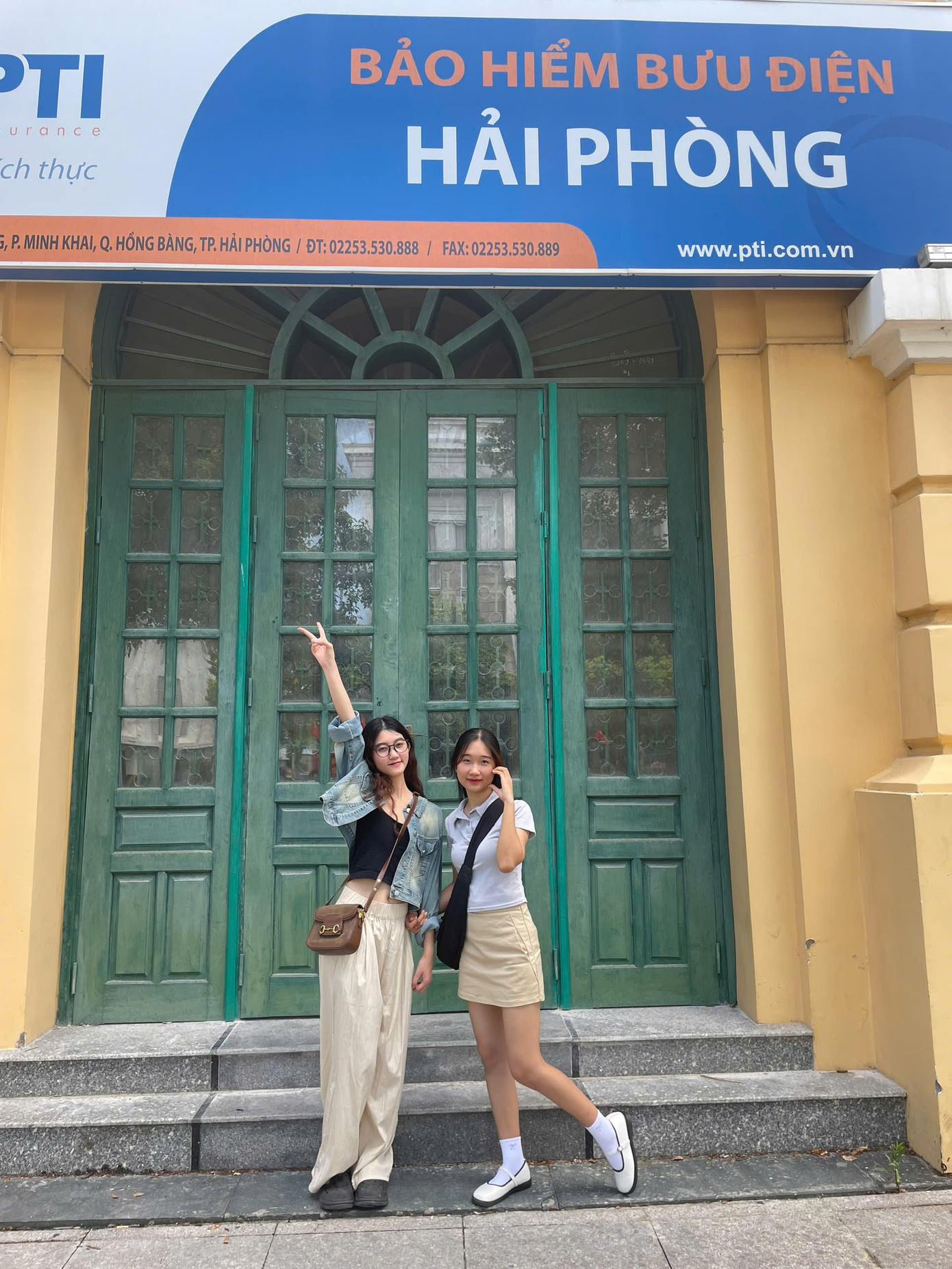 Các cô gái trẻ Hải Phòng lựa chọn Bưu điện trung tâm Thành phố để lưu giữ trọn những khoảnh khắc thành xuân cùng bạn bè. (Ảnh: Nhân vật) Các cô gái trẻ Hải Phòng lựa chọn Bưu điện trung tâm Thành phố để lưu giữ trọn những khoảnh khắc thành xuân cùng bạn bè. (Ảnh: Nhân vật)