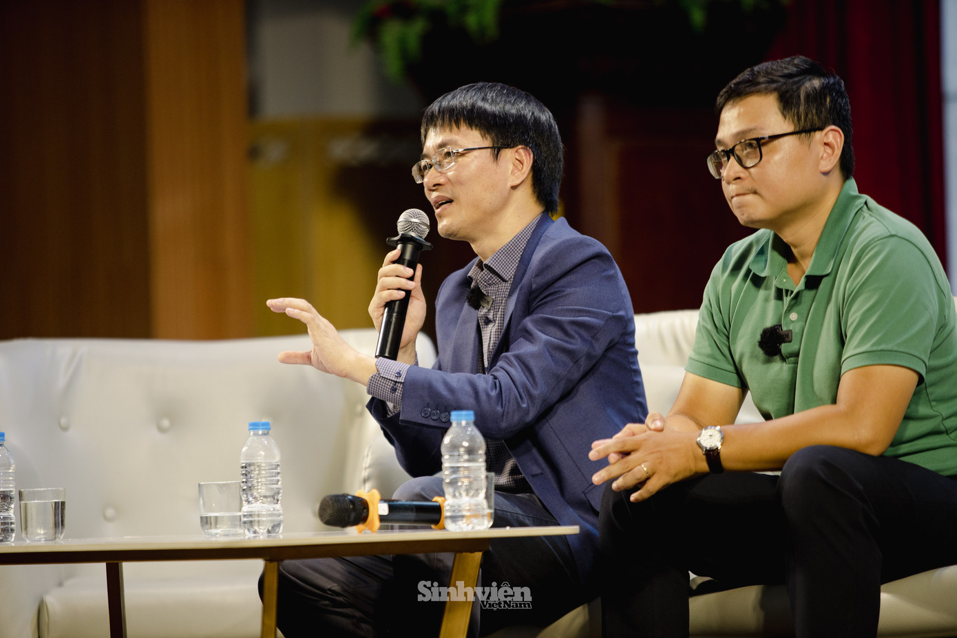 Nhà báo Nguyễn Tuấn Anh: "Không ngừng học tập, hoàn thiện để bản thân mình trở nên tốt đẹp hơn mỗi ngày là cách yêu đúng đắn nhất. Chỉ khi biết yêu thương chính mình thì bạn mới có thể yêu thương người khác và người khác mới yêu thương bạn". Nhà báo Nguyễn Tuấn Anh: "Không ngừng học tập, hoàn thiện để bản thân mình trở nên tốt đẹp hơn mỗi ngày là cách yêu đúng đắn nhất. Chỉ khi biết yêu thương chính mình thì bạn mới có thể yêu thương người khác và người khác mới yêu thương bạn".