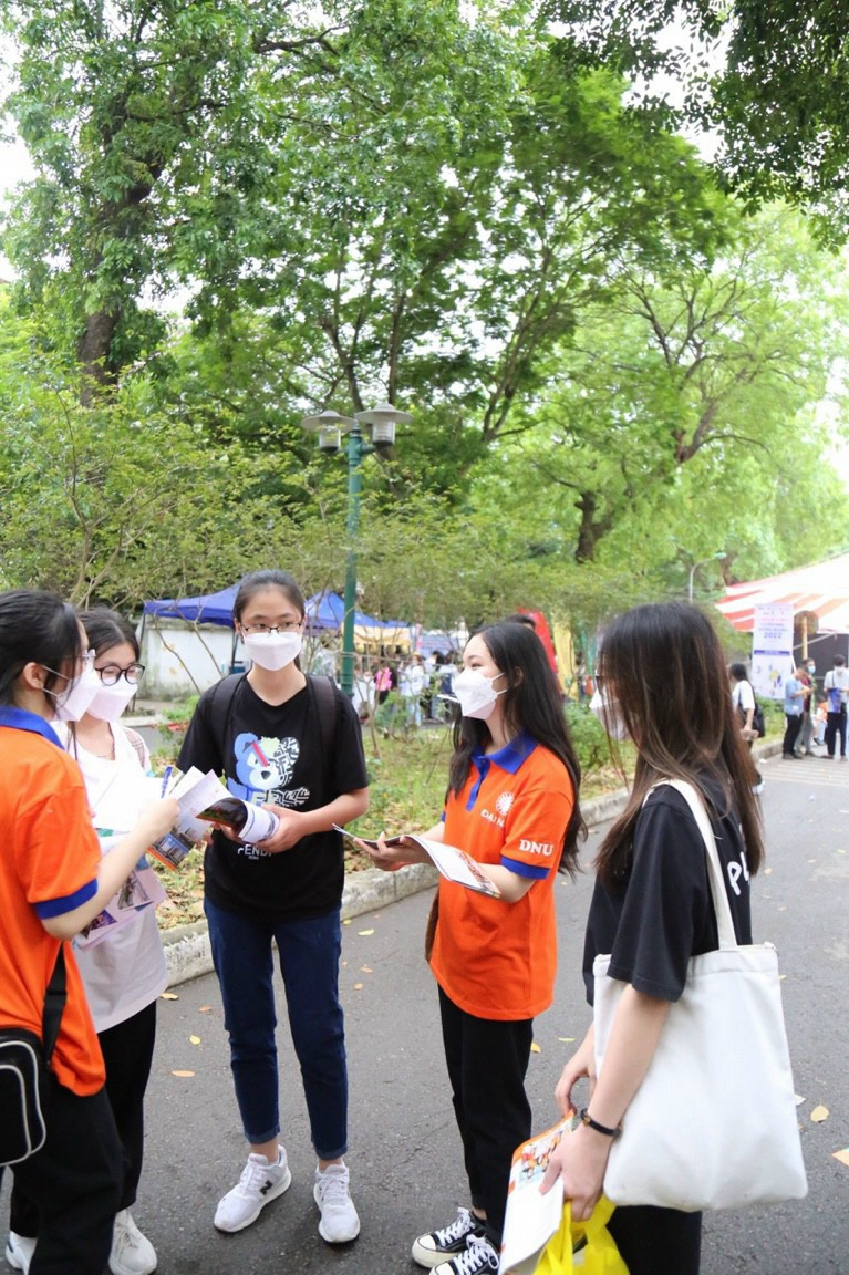 Như Ngọc tự tin giao tiếp và chia sẻ với các bạn học sinh trong buổi Tuyển sinh tại trường Đại học Bách khoa.