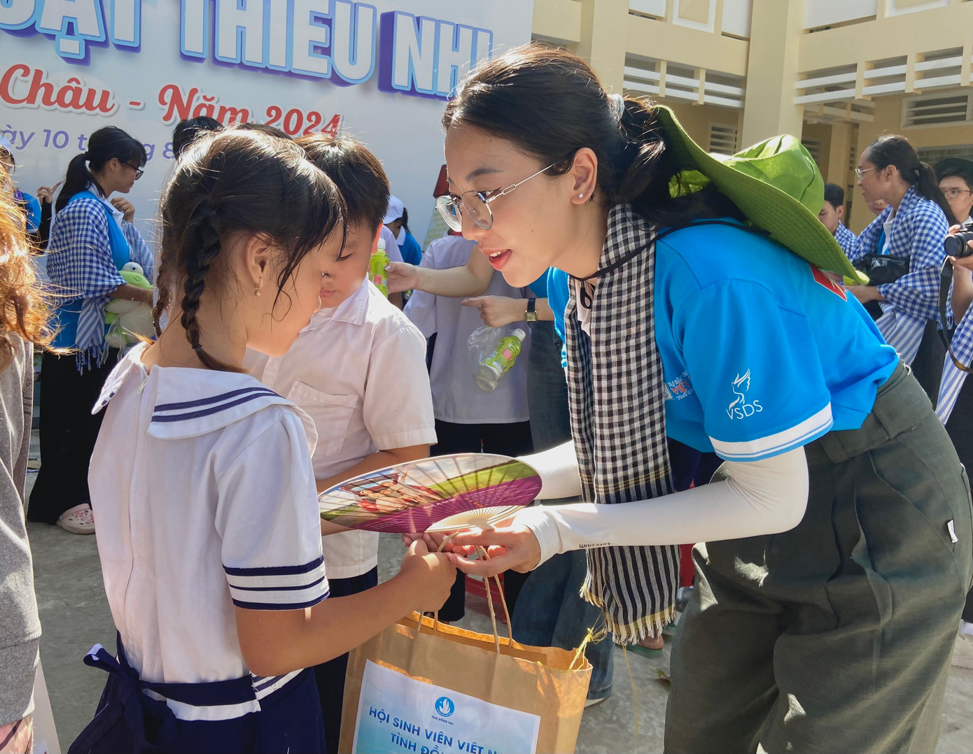 Thủy Trúc tặng quà ý nghĩa tới các em nhỏ. Thủy Trúc tặng quà ý nghĩa tới các em nhỏ.