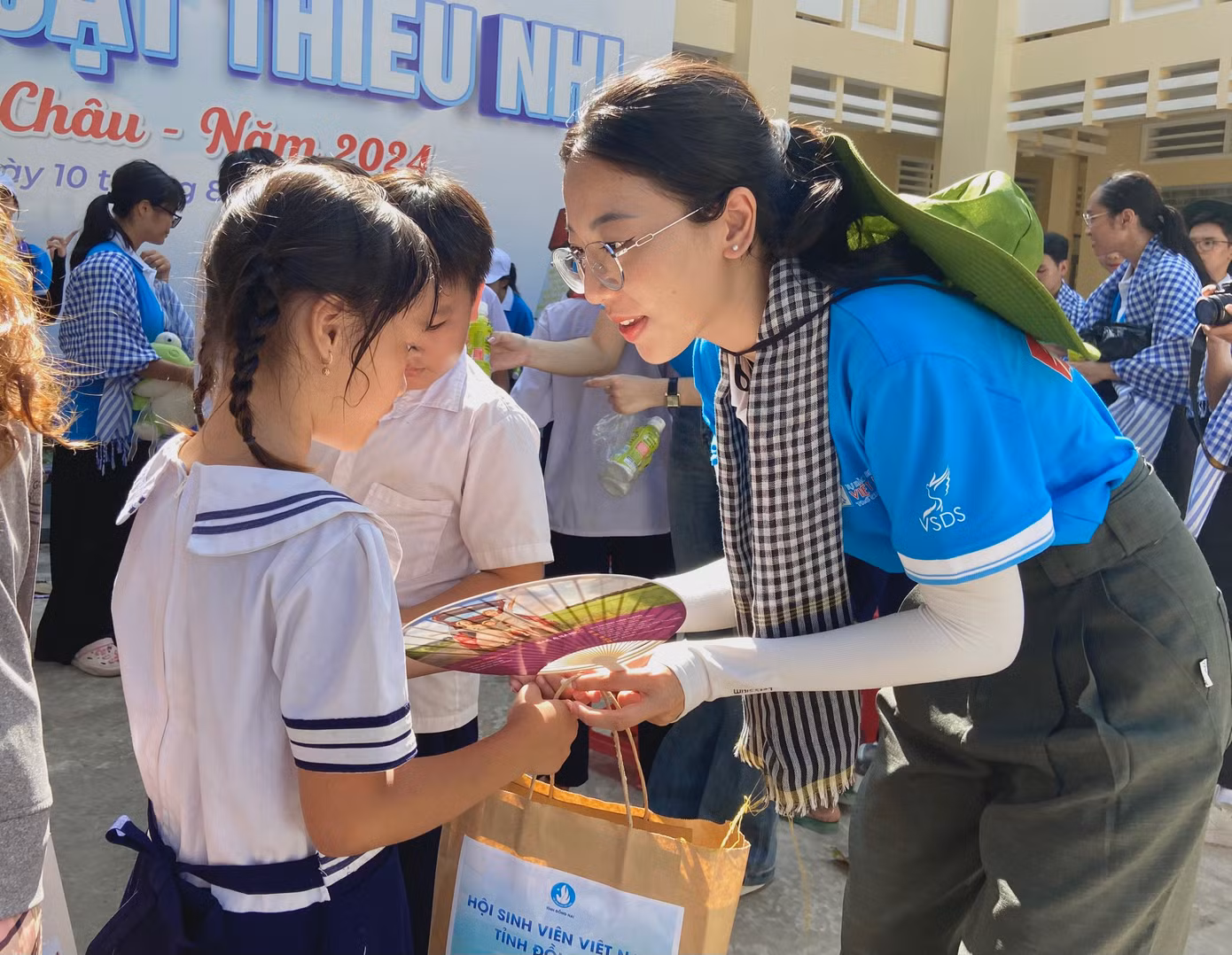 Thủy Trúc tặng quà ý nghĩa tới các em nhỏ.