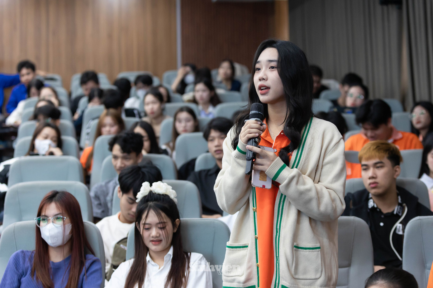 Sinh viên Trường Đại học Đại Nam đặt nhiều câu hỏi hay khiến các diễn giả cao hứng quên cả thời lượng chương trình, say sưa với các vấn đề của của sinh viên ngành Du lịch.