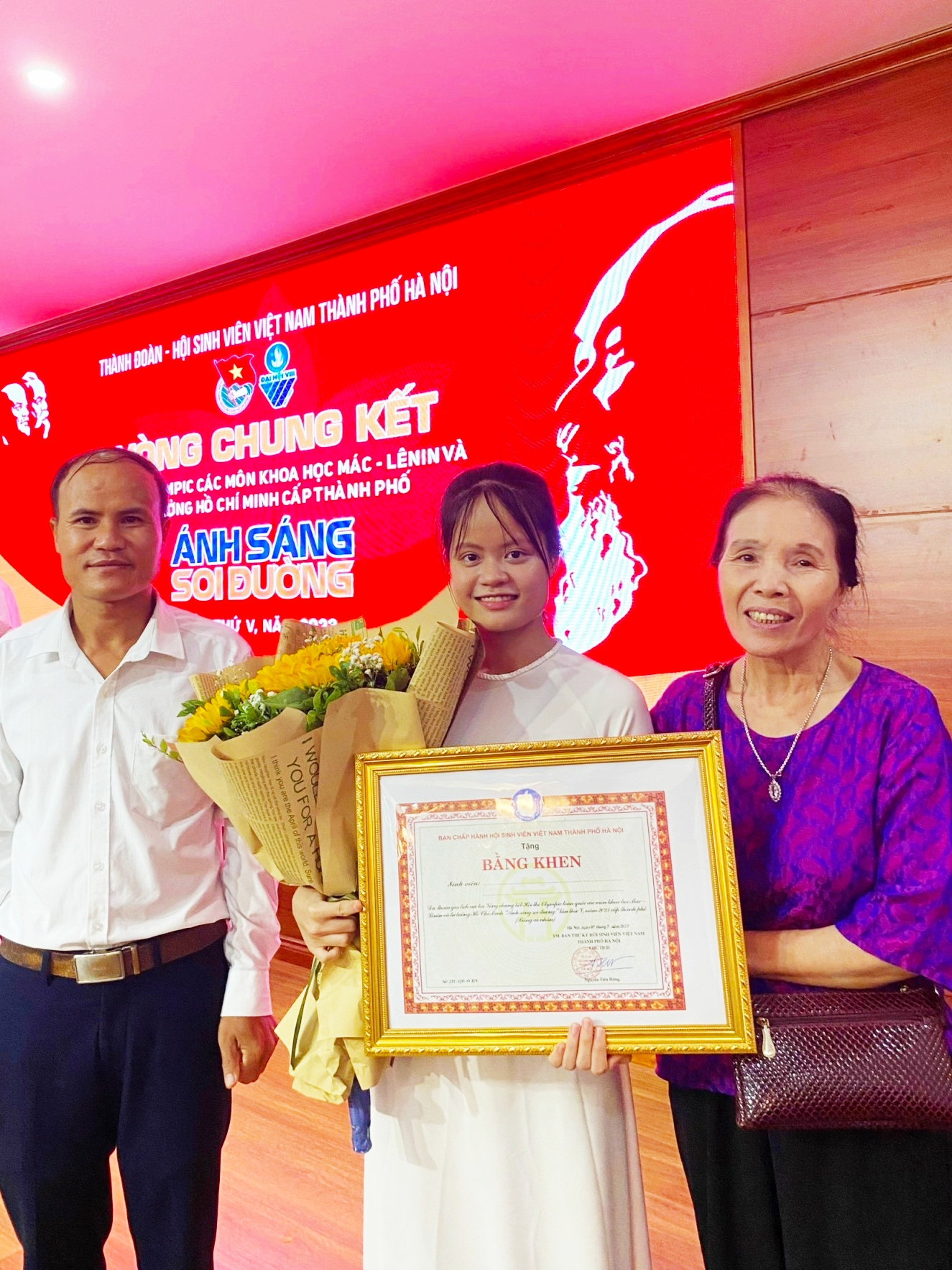 Hải Yến cùng gia đình tại vòng Chung kết Hội thi Olympic toàn quốc các môn khoa học Mác – Lênin và tư tưởng Hồ Chí Minh "Ánh sáng soi đường" lần thứ V, năm 2023.