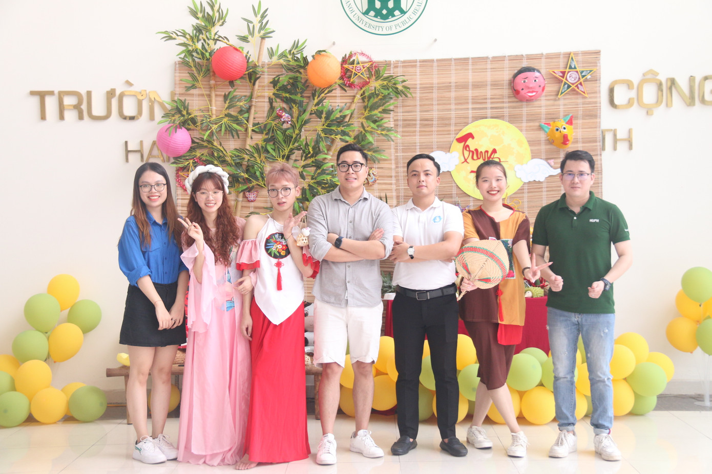 Phương Trà (ngoài cùng bên trái) tham gia hỗ trợ tổ chức Chương trình "Vui tết Trung thu" 2023. Phương Trà (ngoài cùng bên trái) tham gia hỗ trợ tổ chức Chương trình "Vui tết Trung thu" 2023.