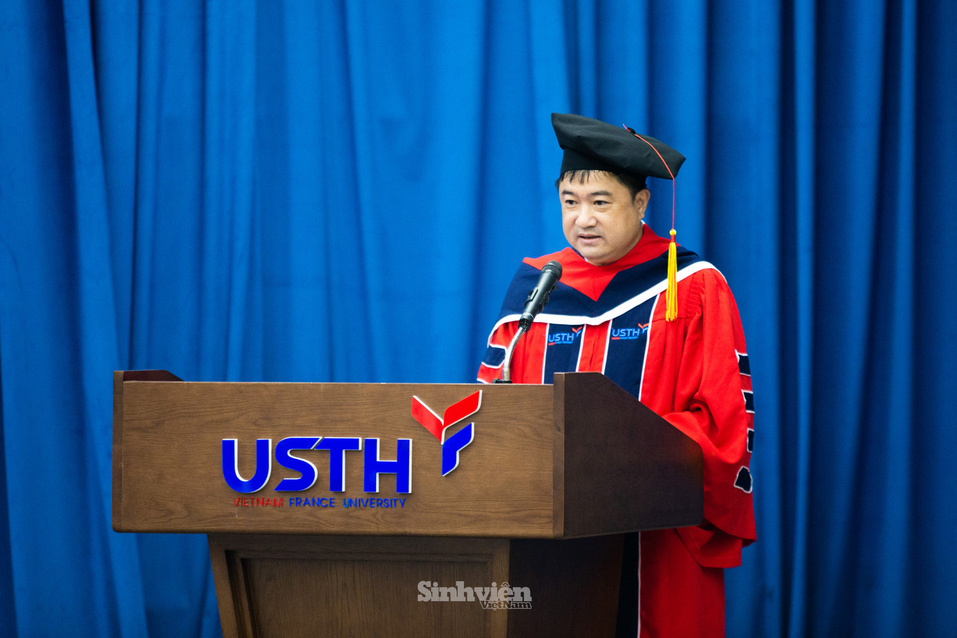 Phát biểu khai mạc buổi lễ, GS. Chu Hoàng Hà, Phó Chủ tịch Viện Hàn lâm KHCNVN, Chủ tịch Hội đồng trường chia sẻ: "Thầy mong rằng, sau ngày hôm nay, các tân tiến sĩ, tân cử nhân của USTH, dù ở bất cứ cương vị công tác nào, dù tiếp tục tham gia nghiên cứu khoa học hàn lâm trong các viện nghiên cứu, các trường đại học hay phát triển công nghệ trong các doanh nghiệp, hay khởi nghiệp, các em sẽ luôn luôn phát huy tinh thần lao động chăm chỉ, sáng tạo, chuyên nghiệp, không ngừng vươn lên hướng tới sự xuất sắc để cống hiến tốt nhất trong khả năng của mình. Tinh thần lao động ấy là rất cần thiết trong môi trường lao động hội nhập quốc tế, nhiều cơ hội nhưng cũng không ít thách thức. Thầy tin rằng, với sức trẻ, sự nhiệt huyết, đam mê, năng động và sáng tạo, các em sẽ một trong những nhân tố đem lại thành tựu và vinh quang trước hết cho bản thân các em, cho gia đình các em, sau đó là cho USTH, cho cộng đồng khoa học và cho đất nước."