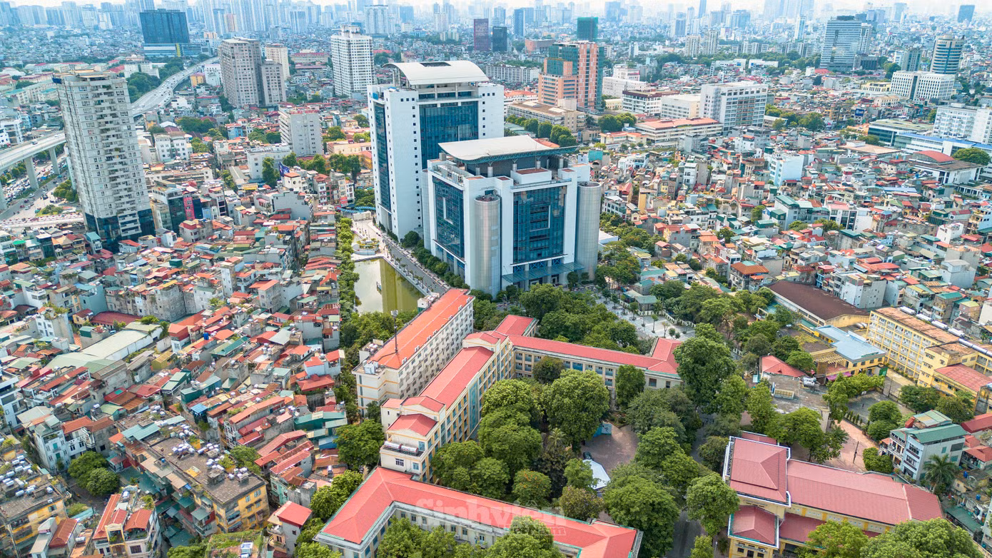 Công trình thế kỷ nhìn từ trên cao nổi bật giữa "lá phổi xanh" NEU. Công trình thế kỷ nhìn từ trên cao nổi bật giữa "lá phổi xanh" NEU.
