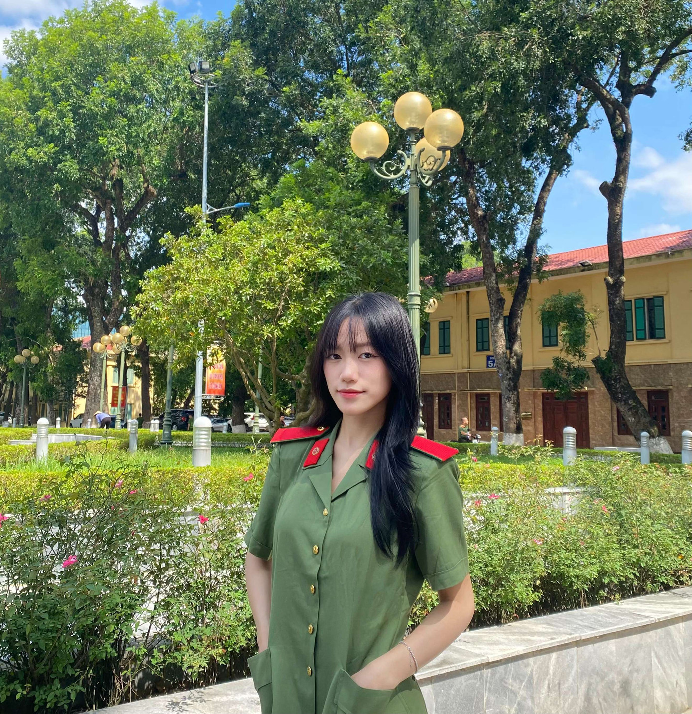 Hoàng Thị Hoài trong màu áo An ninh Nhân dân. Hoàng Thị Hoài trong màu áo An ninh Nhân dân.