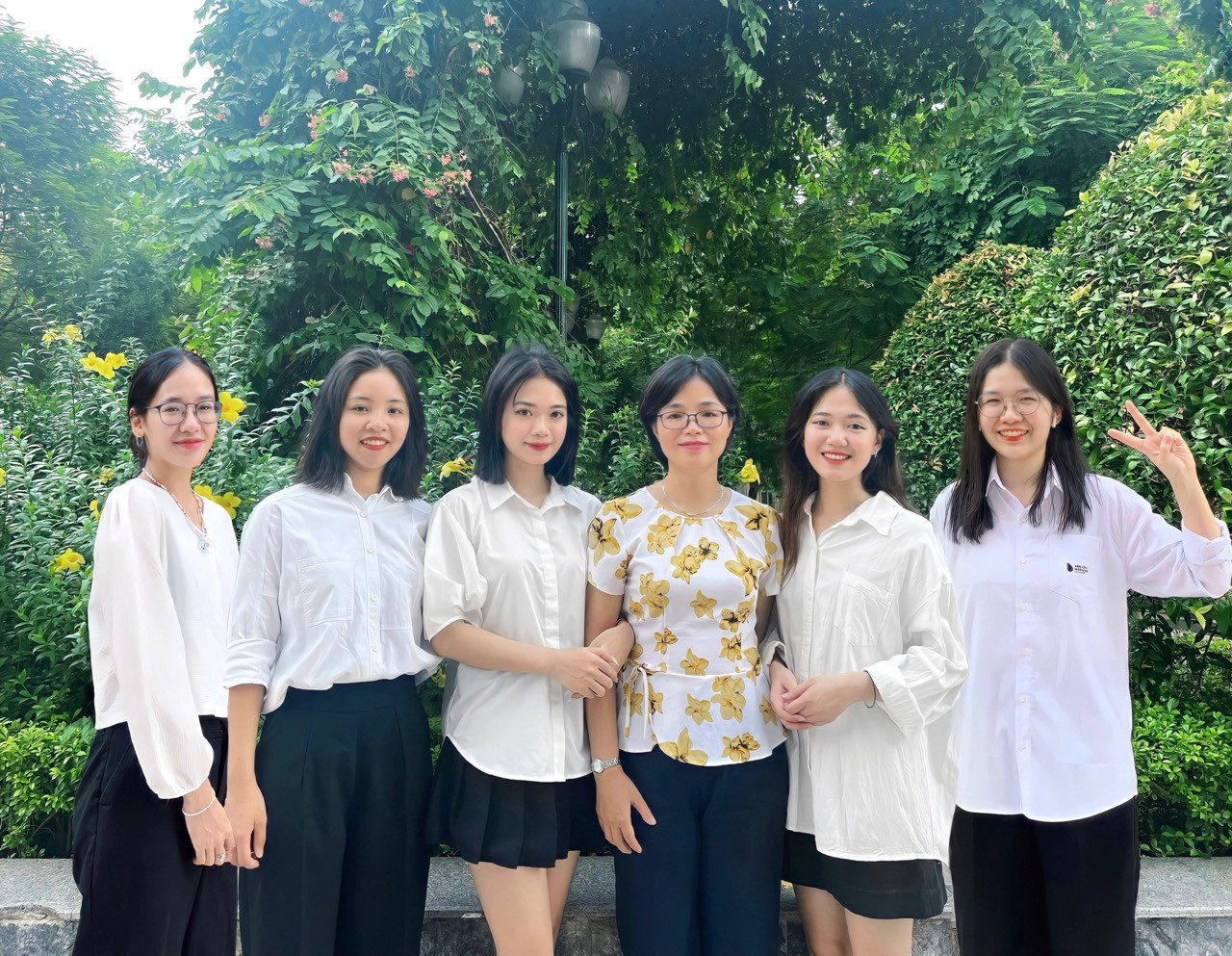 Thảo Chi cùng cô giáo và các thành viên nhóm nghiên cứu khoa học đạt giải ba. Thảo Chi cùng cô giáo và các thành viên nhóm nghiên cứu khoa học đạt giải ba.