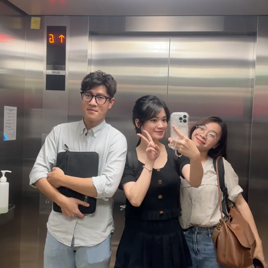 Thảo Chi cùng các thành viên nhóm nghiên cứu khoa học lên gặp thầy cô trao đổi. Thảo Chi cùng các thành viên nhóm nghiên cứu khoa học lên gặp thầy cô trao đổi.