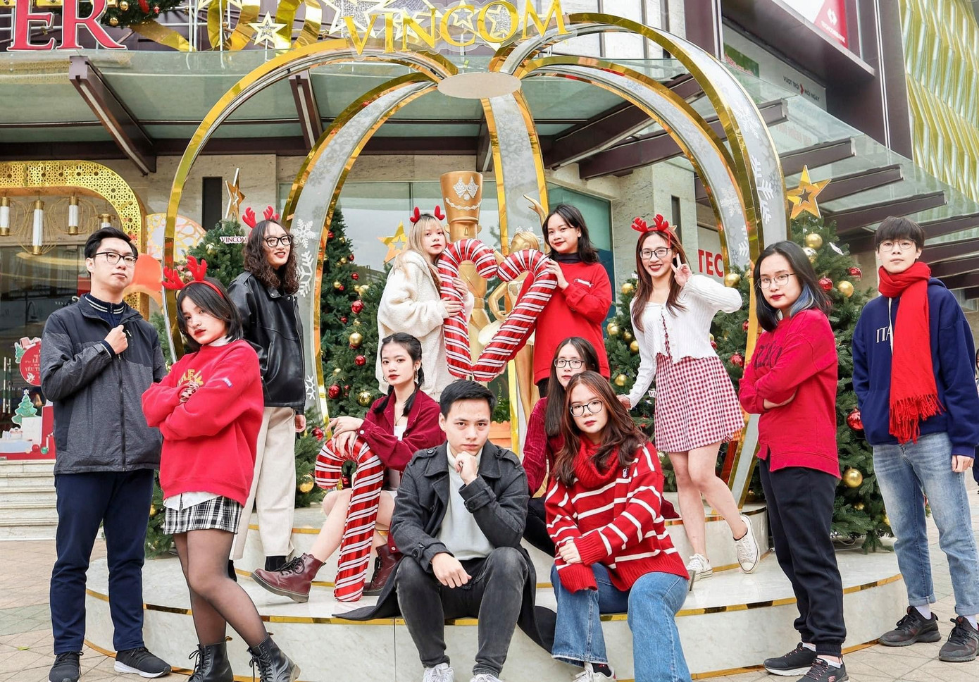 Thảo Chi cùng anh chị và bạn bè ban Đối ngoại của CLB MC - Thuyết trình. Thảo Chi cùng anh chị và bạn bè ban Đối ngoại của CLB MC - Thuyết trình.