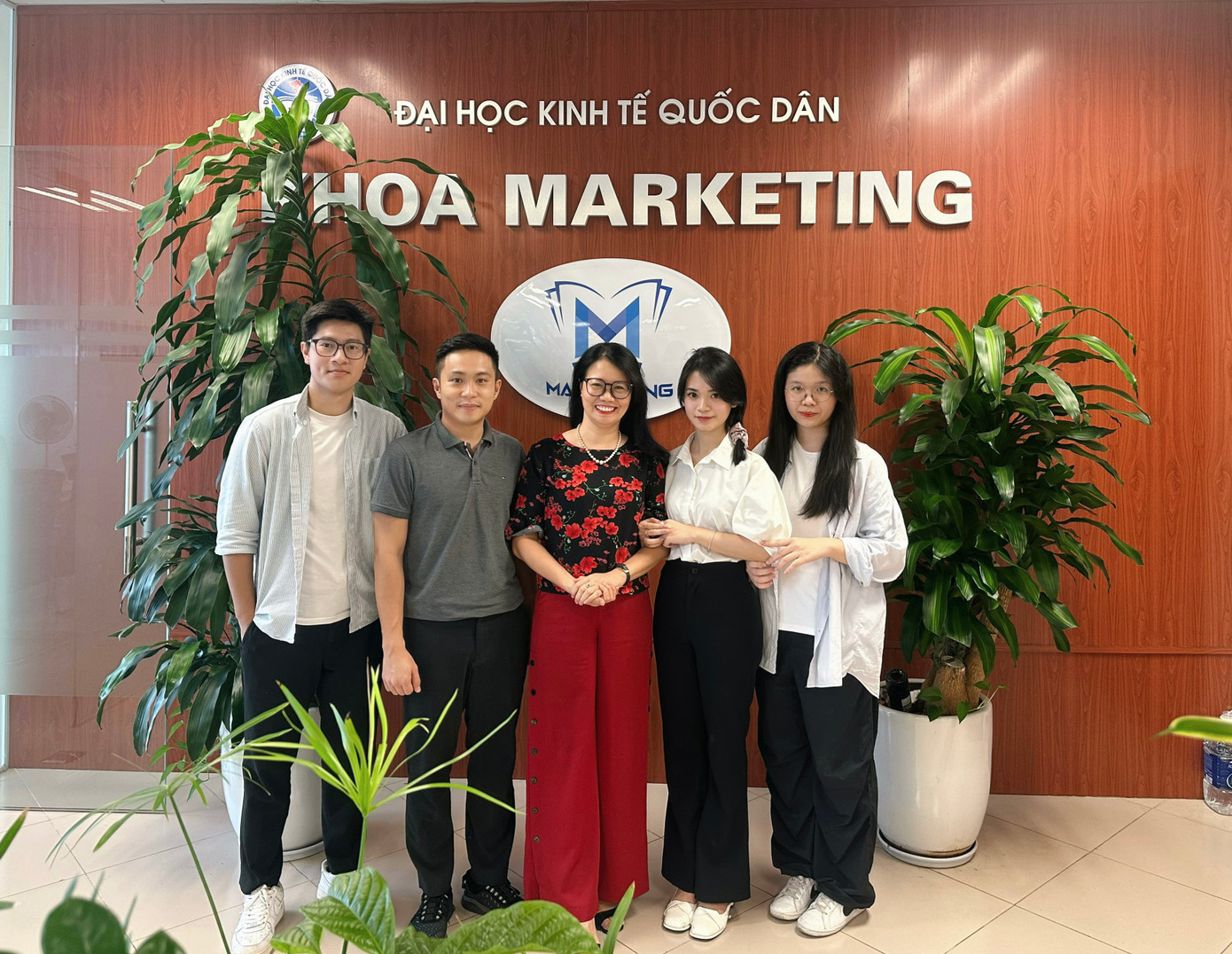 Thảo Chi cùng cô giáo và các thành viên nhóm nghiên cứu khoa học đạt giải nhất. Thảo Chi cùng cô giáo và các thành viên nhóm nghiên cứu khoa học đạt giải nhất.