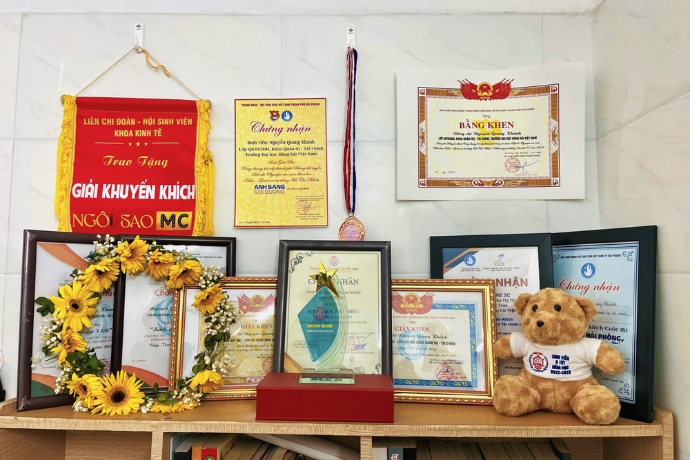 Góc giấy khen, chứng nhận giải thưởng mà Khánh luôn trân trọng.
