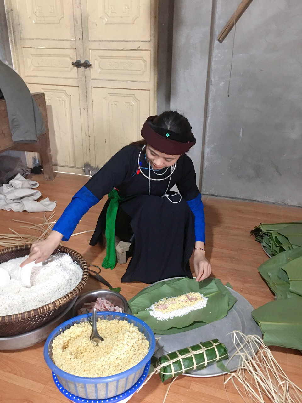 Thùy Trang trong bộ trang phục truyền thống của dân tộc Tày gói bánh đón Tết. Thùy Trang trong bộ trang phục truyền thống của dân tộc Tày gói bánh đón Tết.