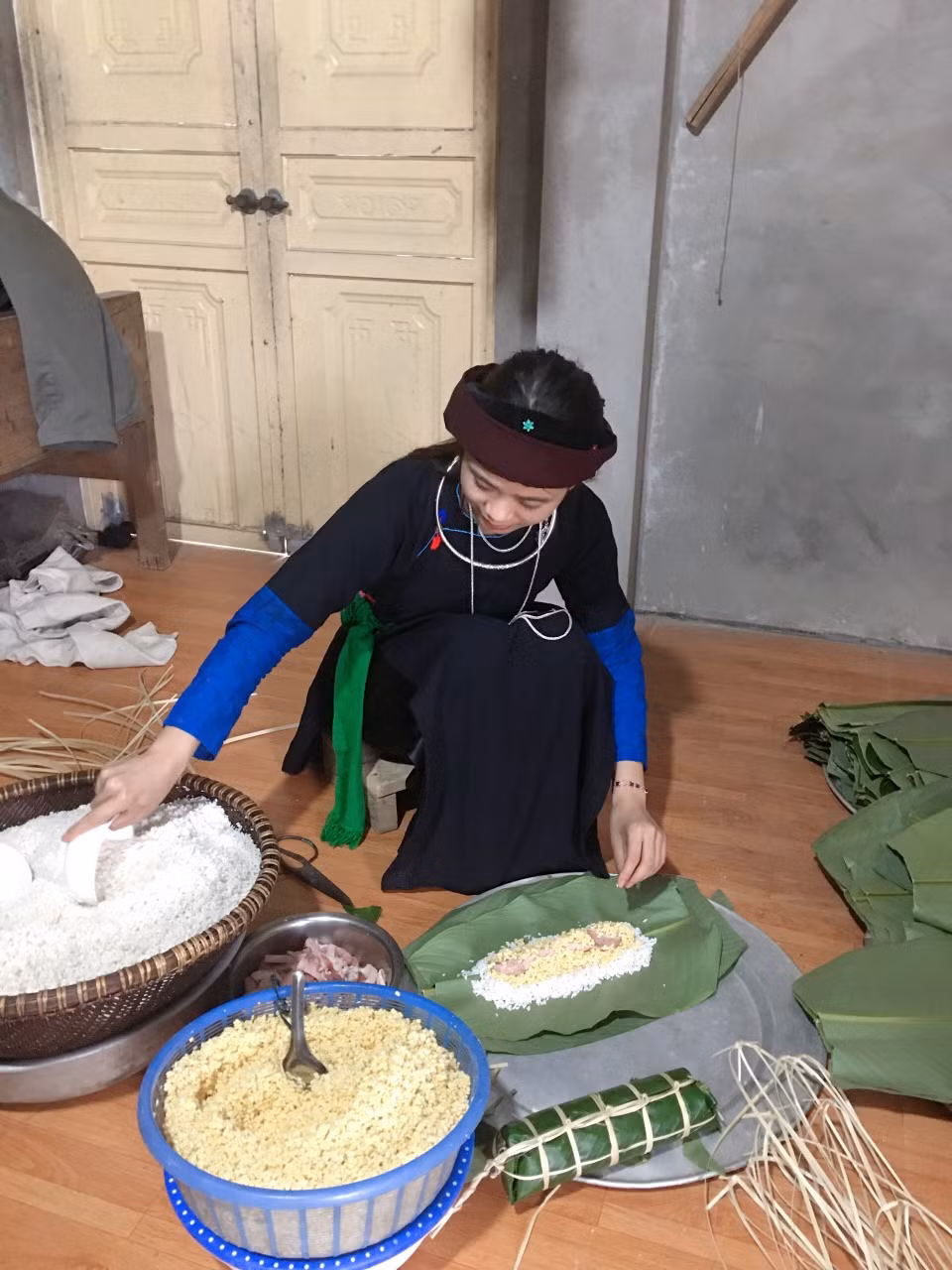 Thùy Trang trong bộ trang phục truyền thống của dân tộc Tày gói bánh đón Tết.