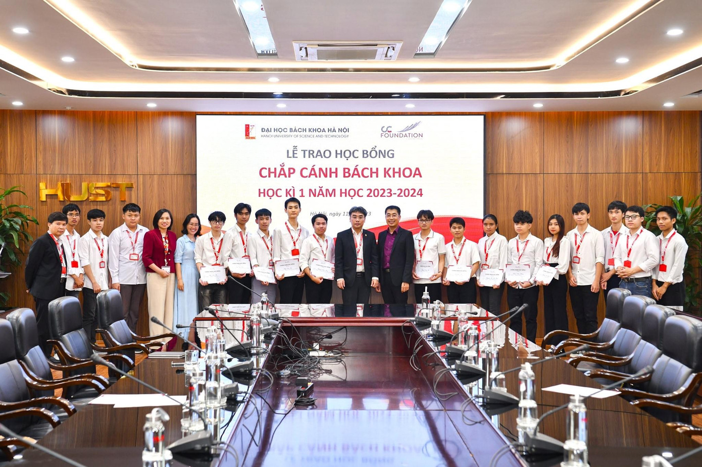 Thắng nhận học bổng Chắp cánh Bách khoa của Quỹ Chắp cánh (CC Foundation).