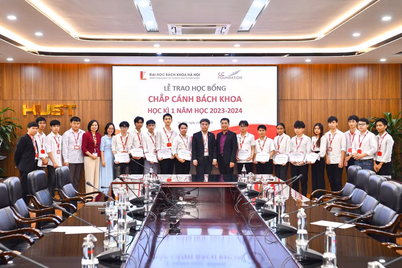 Thắng nhận học bổng Chắp cánh Bách khoa của Quỹ Chắp cánh (CC Foundation).