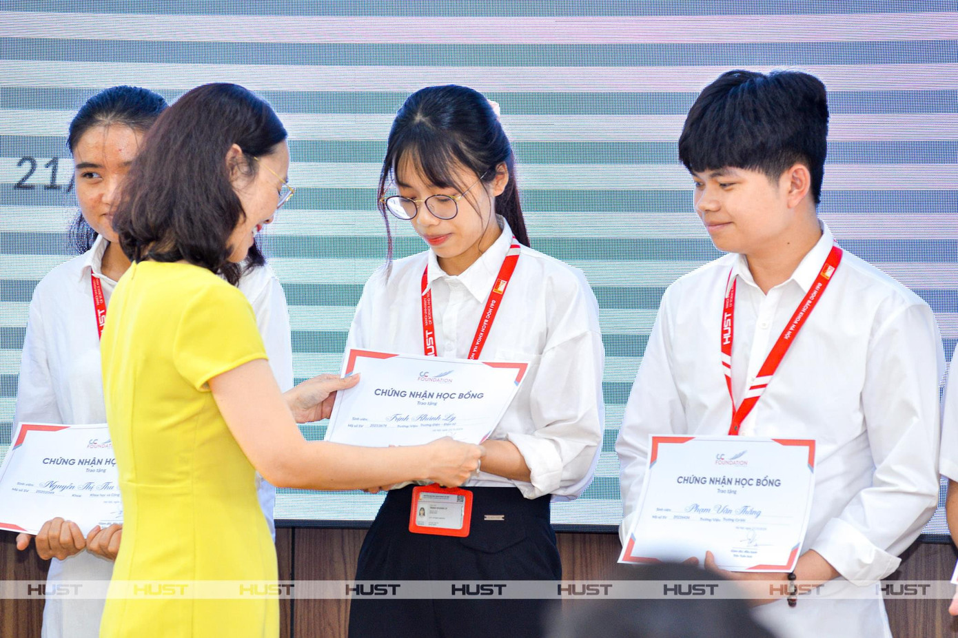 Thắng nhận học bổng Chắp cánh Bách khoa của Quỹ Chắp cánh (CC Foundation).