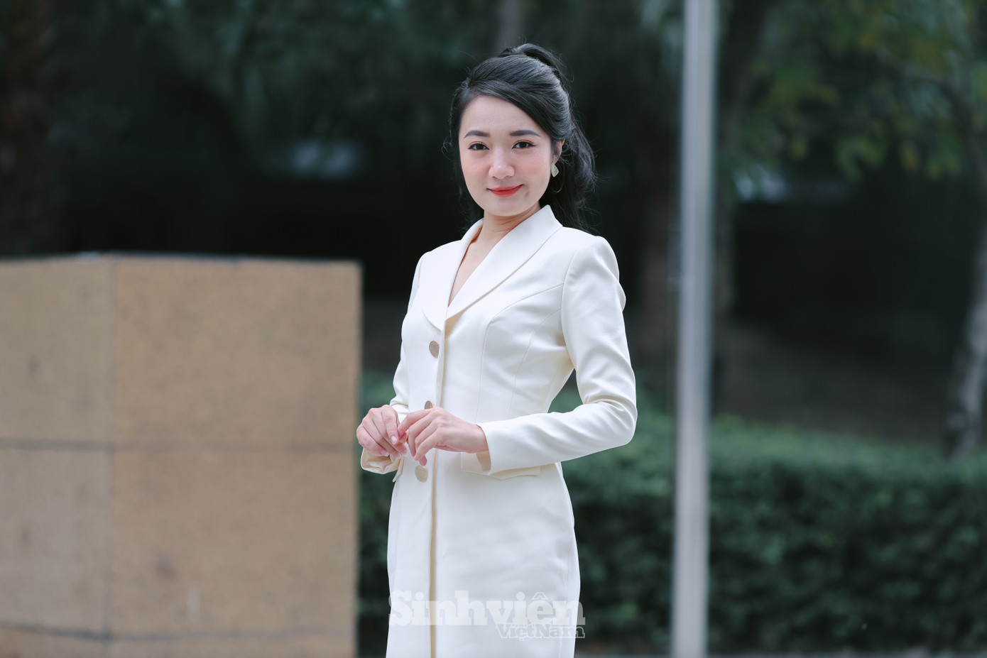 MC Trịnh Vân Anh từng đoạt giải Á quân Cầu Vồng năm 2009, là gương mặt quen thuộc trong nhiều chương trình trên VTV và các sự kiện lớn.