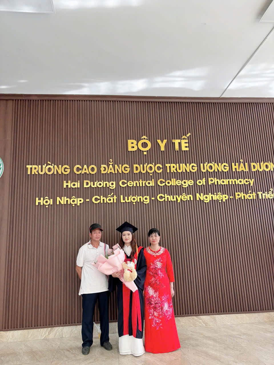 Nhung chụp ảnh cùng bố mẹ tại lễ tốt nghiệp năm 2024. Nhung chụp ảnh cùng bố mẹ tại lễ tốt nghiệp năm 2024.