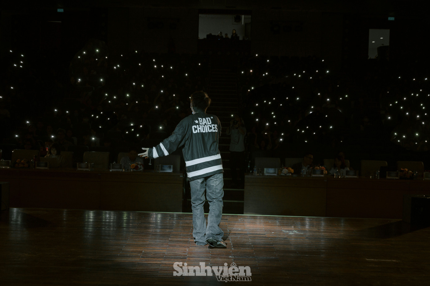 Kuun Đức Nam làm hội trường 'nghiêng ngả' với ca khúc Nàng thơ được thể hiện theo phong cách riêng.