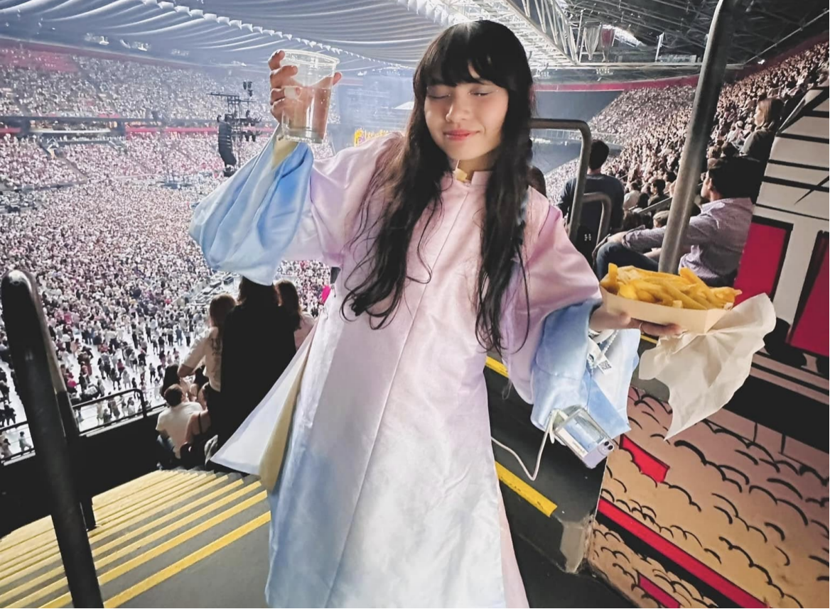 Bất chấp thời tiết giá lạnh, nhiều bạn vẫn lựa chọn mặc Việt phục tham gia concert âm nhạc trong nước và quốc tế (Ảnh: Facebook)