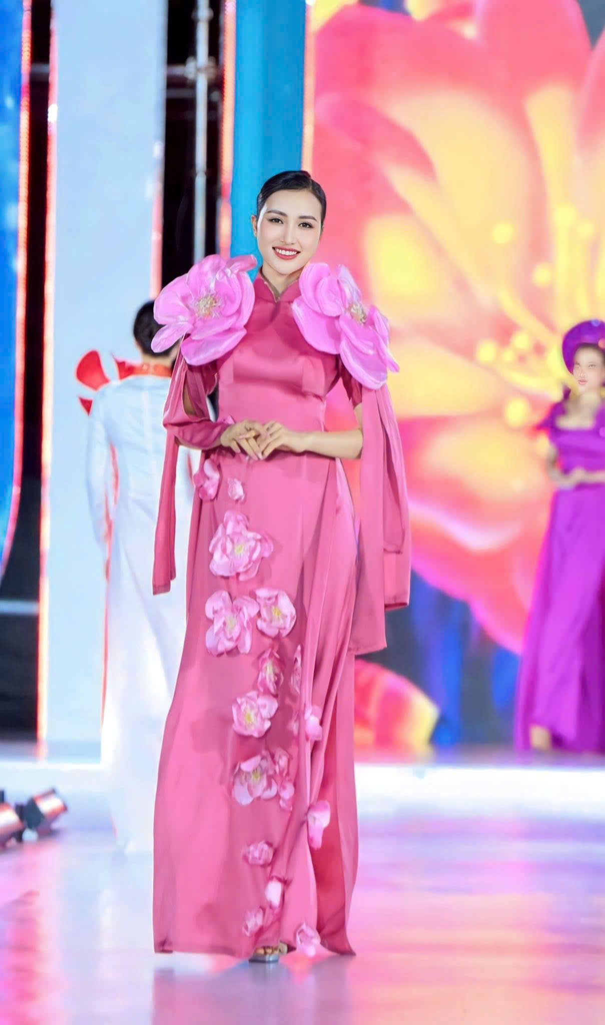 Thiết kế áo dài truyền thống của Quỳnh Giang lấy cảm hứng từ hoa đào.