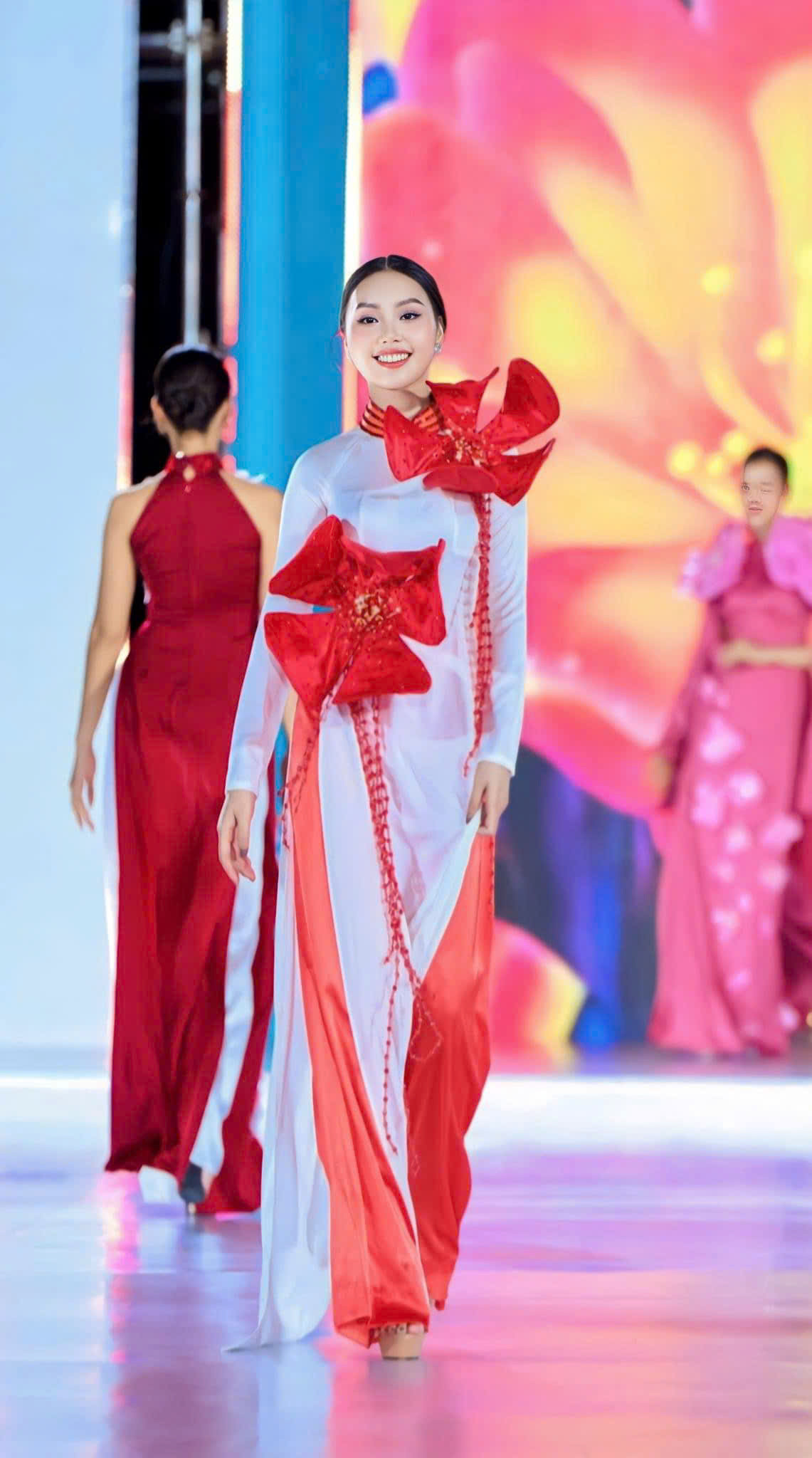 Thiết kế áo dài truyền thống của Quỳnh Giang lấy cảm hứng từ hoa phượng.