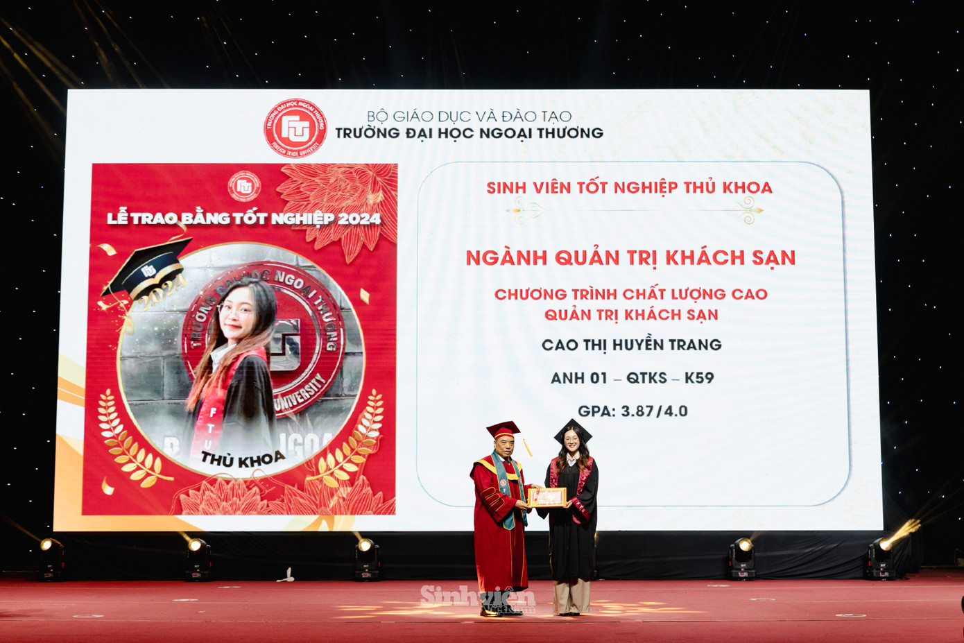 PGS. TS Bùi Anh Tuấn trao giấy khen và huy hiệu cho thủ khoa tốt nghiệp các ngành và các tân cử nhân tiêu biểu.