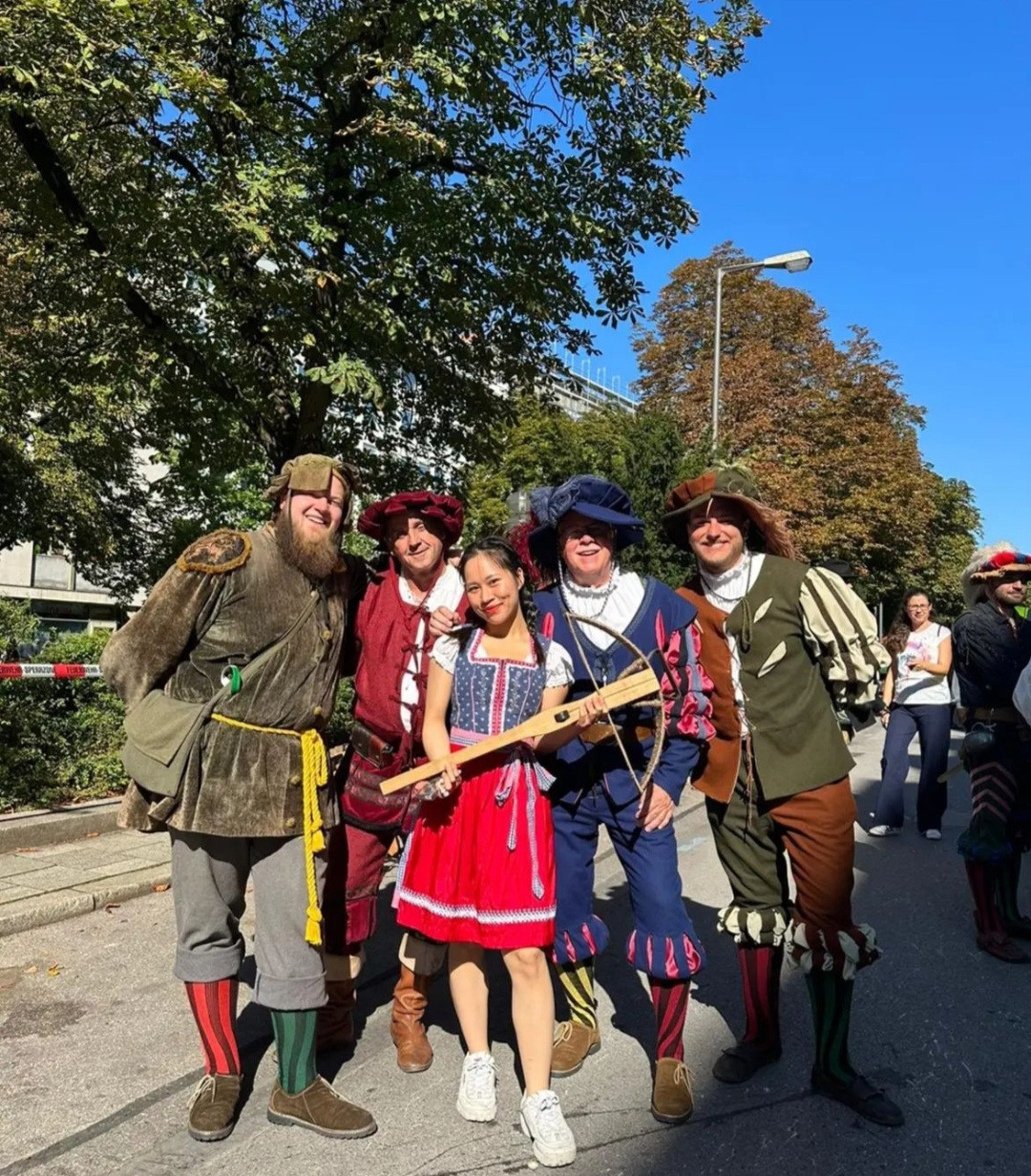 Huyền Minh tại Oktoberfest cùng thành viên đoàn diễu hành mở màn lễ hội Oktoberfest. Huyền Minh tại Oktoberfest cùng thành viên đoàn diễu hành mở màn lễ hội Oktoberfest.