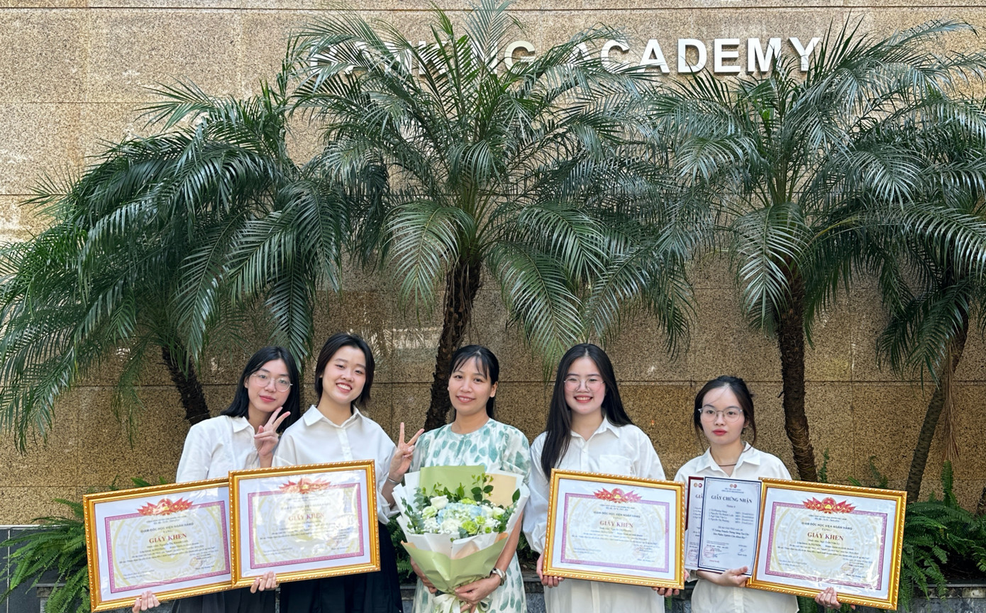 Phượng cùng các bạn trong nhóm Nghiên cứu Khoa học và giảng viên hướng dẫn. Phượng cùng các bạn trong nhóm Nghiên cứu Khoa học và giảng viên hướng dẫn.