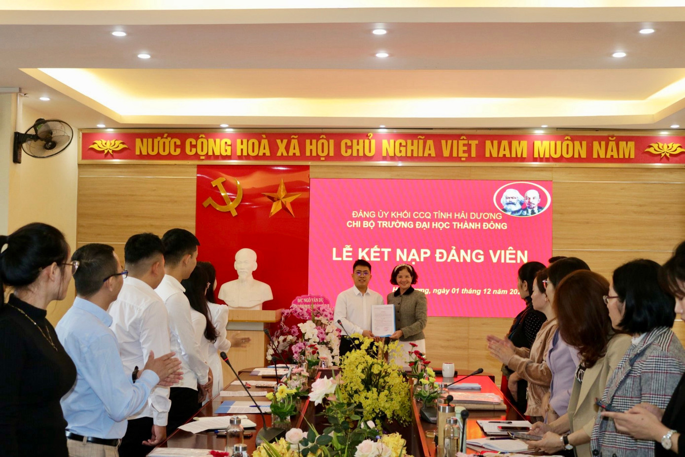 An vinh dự trở thành Đảng viên trẻ ngay từ khi bước chân vào giảng đường. An vinh dự trở thành Đảng viên trẻ ngay từ khi bước chân vào giảng đường.