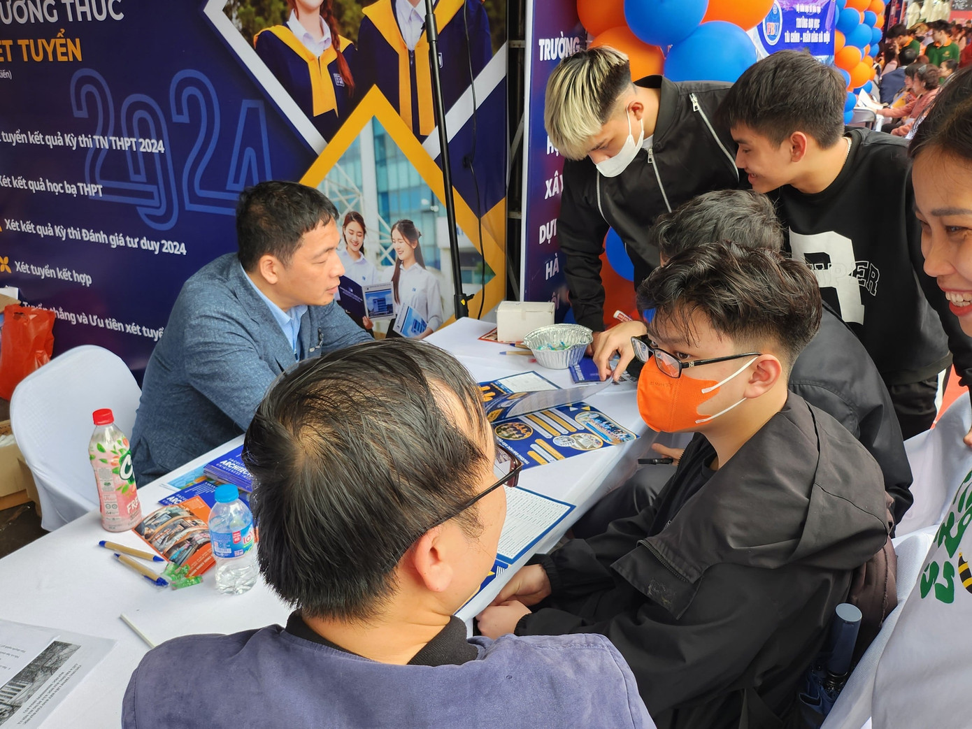 Đông đảo bạn trẻ tập trung tại gian tư vấn Trường Đại học Xây dựng Hà Nội. (Ảnh: Hiếu Nguyễn)