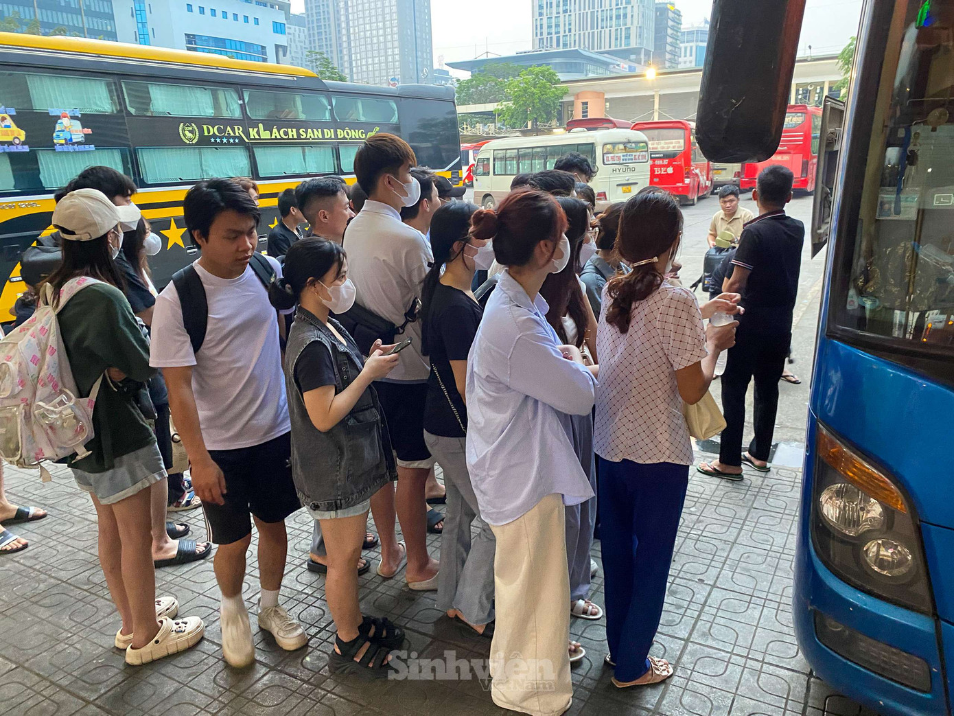 Các bạn trẻ xếp hàng chờ lên xe để chọn được vị trí đẹp. Các bạn trẻ xếp hàng chờ lên xe để chọn được vị trí đẹp.