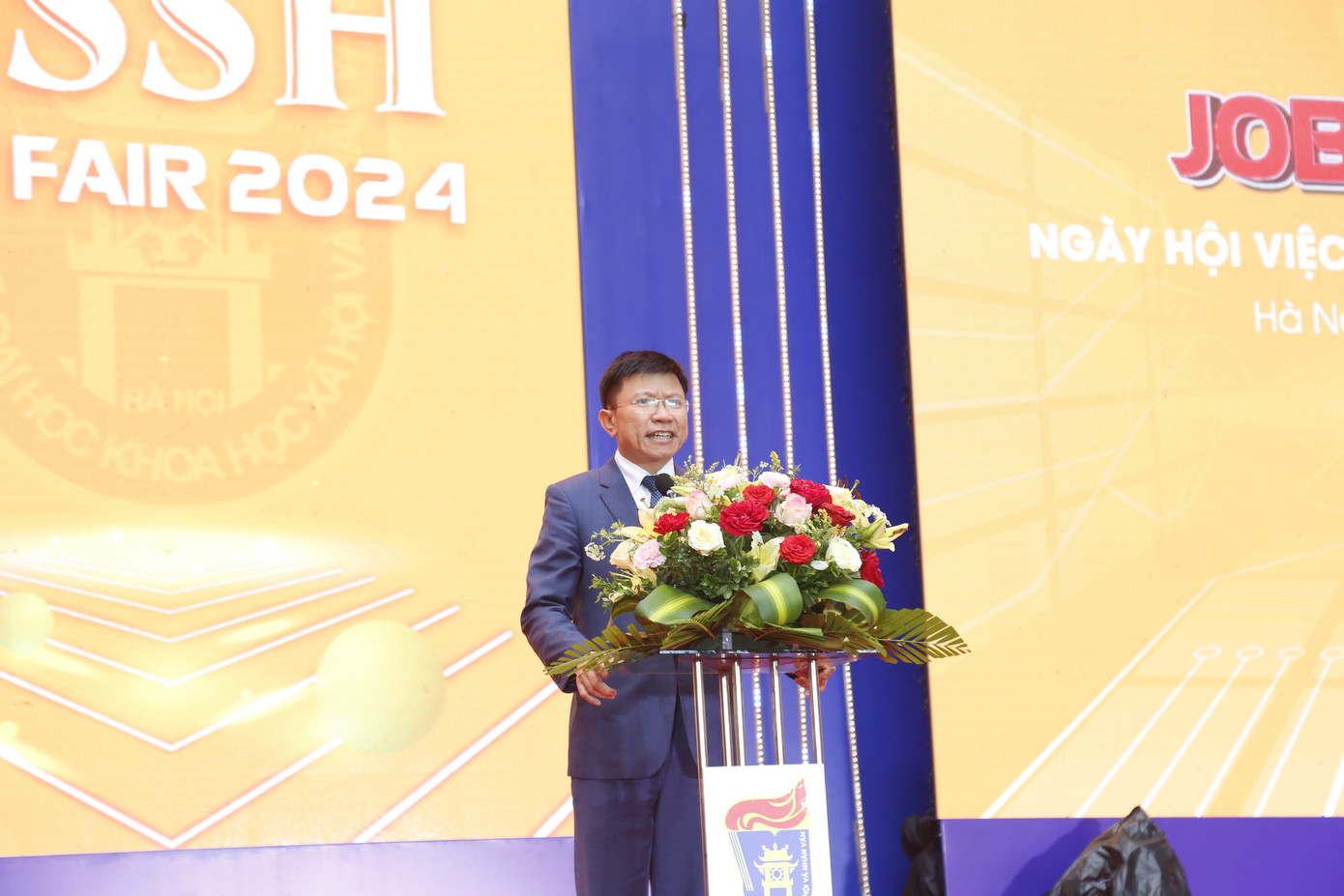 GS.TS Hoàng Anh Tuấn khẳng định tầm quan trọng của việc tạo môi trường học tập và làm việc gắn kết với thực tế cho sinh viên (Ảnh: Nguyễn Liên). GS.TS Hoàng Anh Tuấn khẳng định tầm quan trọng của việc tạo môi trường học tập và làm việc gắn kết với thực tế cho sinh viên (Ảnh: Nguyễn Liên).