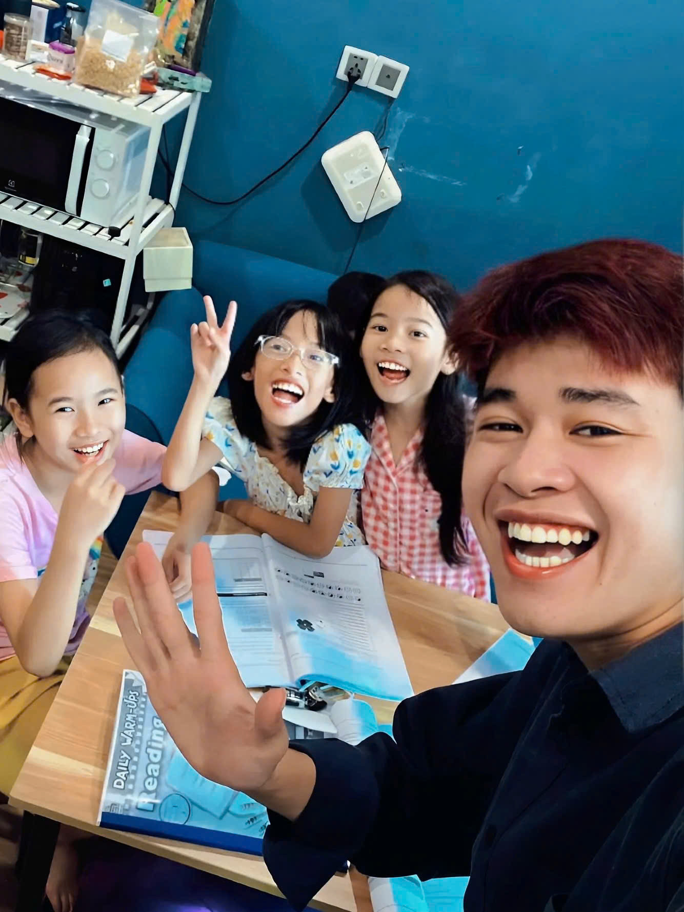 Chân dung Nguyễn Phúc Nhương tâm huyết với công việc gia sư và tình yêu to lớn dành cho học trò. Chân dung Nguyễn Phúc Nhương tâm huyết với công việc gia sư và tình yêu to lớn dành cho học trò.