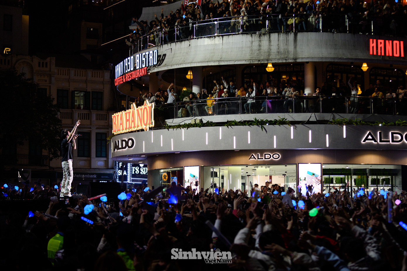 Vẫn như thường lệ, show có Sơn Tùng luôn có sức hút mãnh liệt. Hàng ngàn người lấp kín khu vực quảng trường Đông Kinh Nghĩa Thục, Hàm Cá Mập...