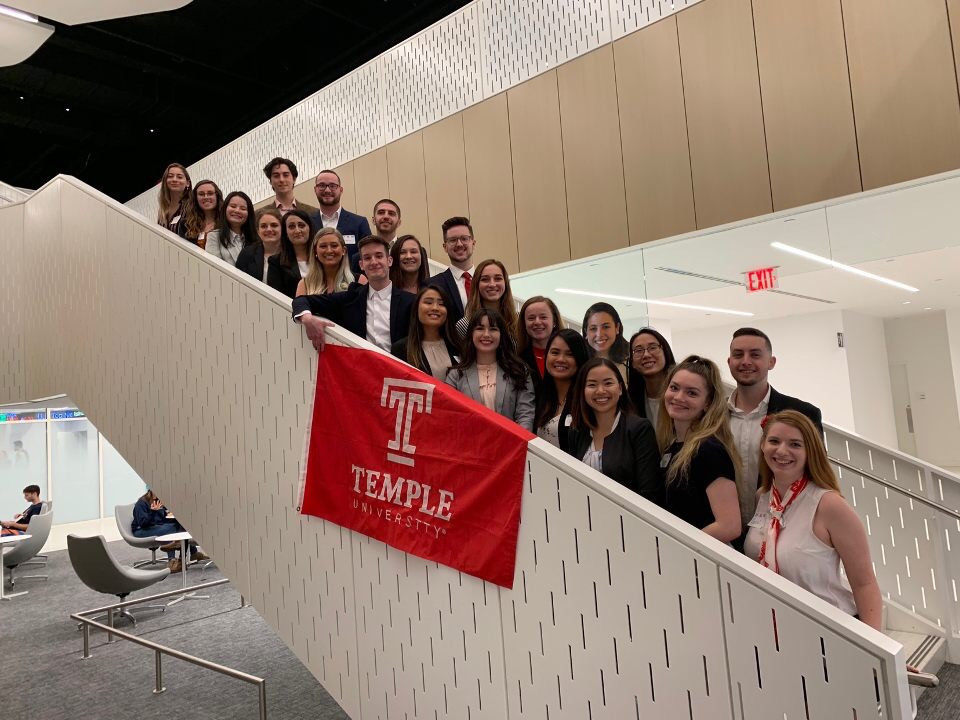 Tường Vi và các bạn từ Temple University thắng giải Nhì của cuộc thi National Student Advertising Competition. Tường Vi và các bạn từ Temple University thắng giải Nhì của cuộc thi National Student Advertising Competition.