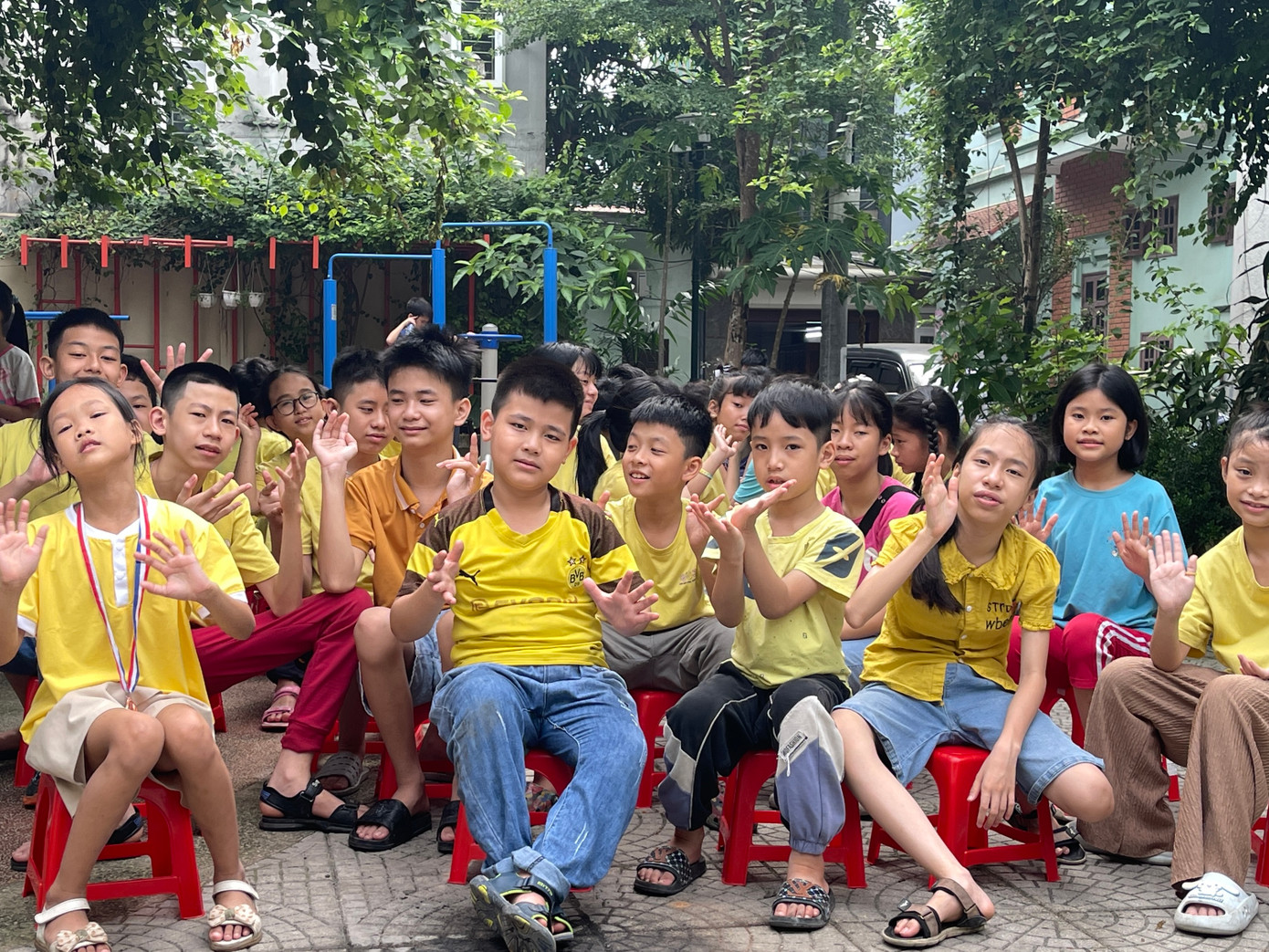 Các em học sinh ngồi đợi trước giờ khai mạc sự kiện “Mầm hạ”.