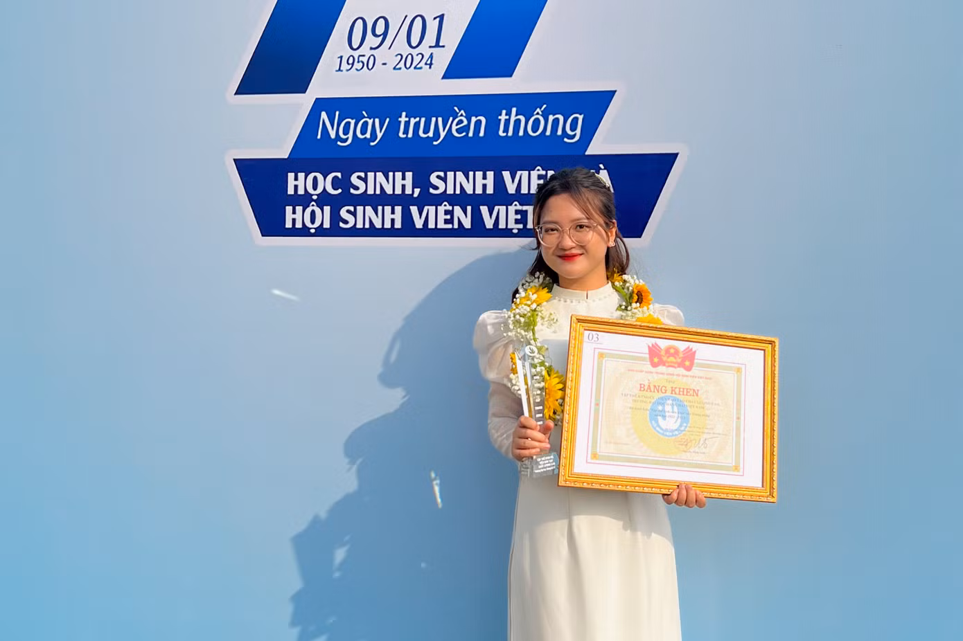 Ngọc nhận danh hiệu “Sinh viên 5 Tốt” và “Tập thể 5 Tốt” cấp Trung ương.